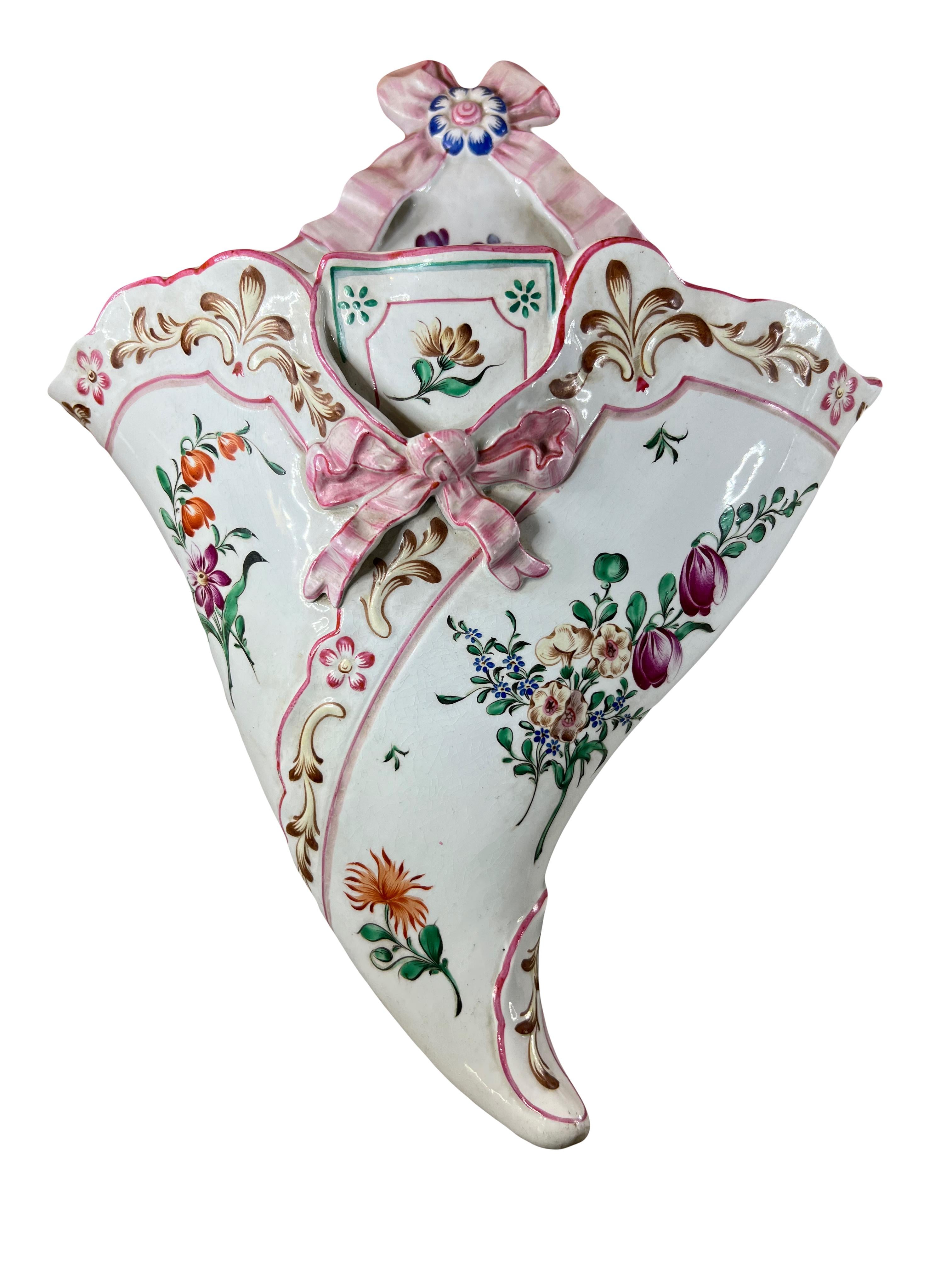 Rococo Vase mural bouquetière à décor d'ange en barbotine en porcelaine de Meissen Porcelain en vente
