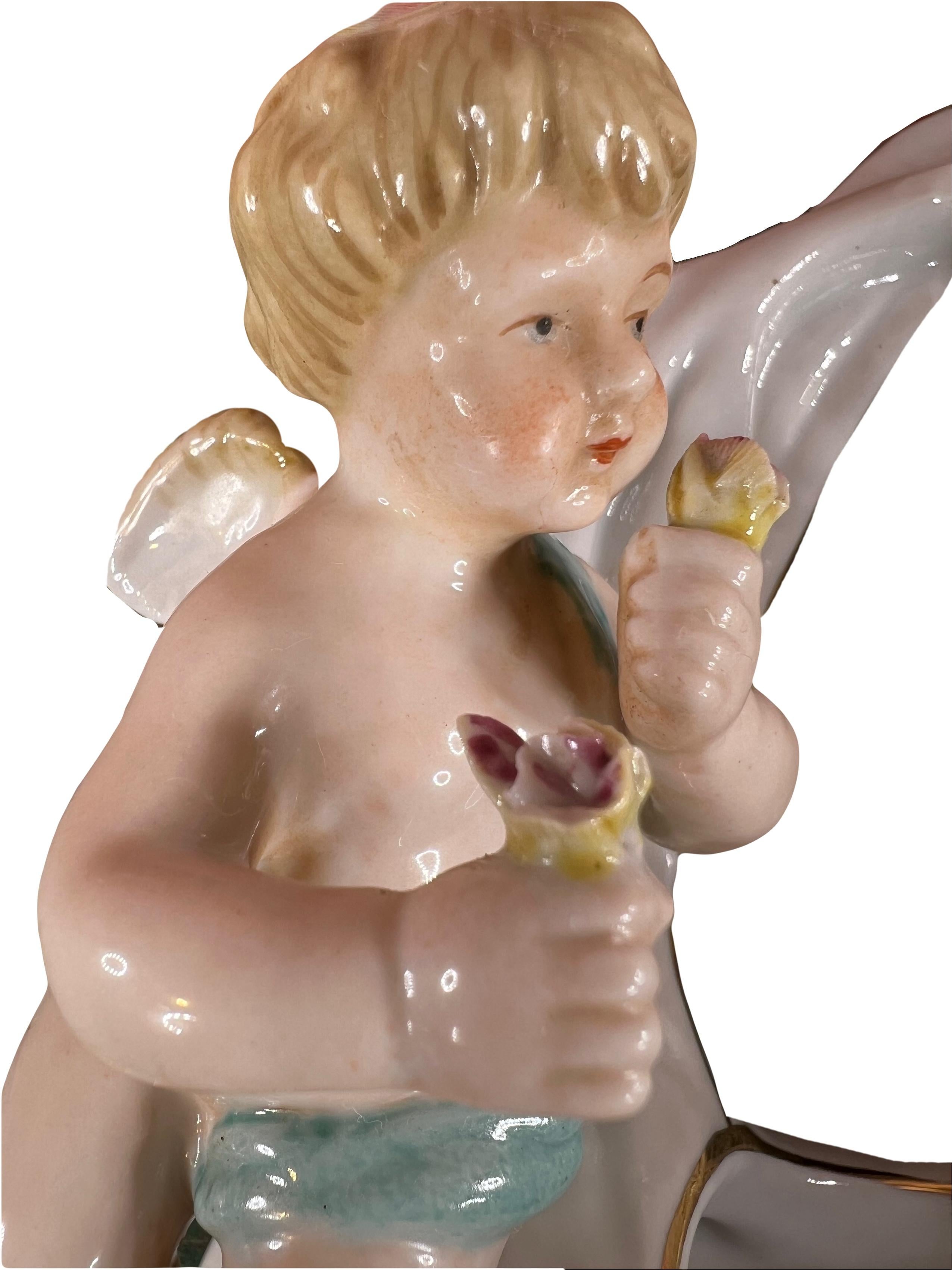 Vase mural bouquetière à décor d'ange en barbotine en porcelaine de Meissen Porcelain Excellent état - En vente à LA FERTÉ-SOUS-JOUARRE, FR