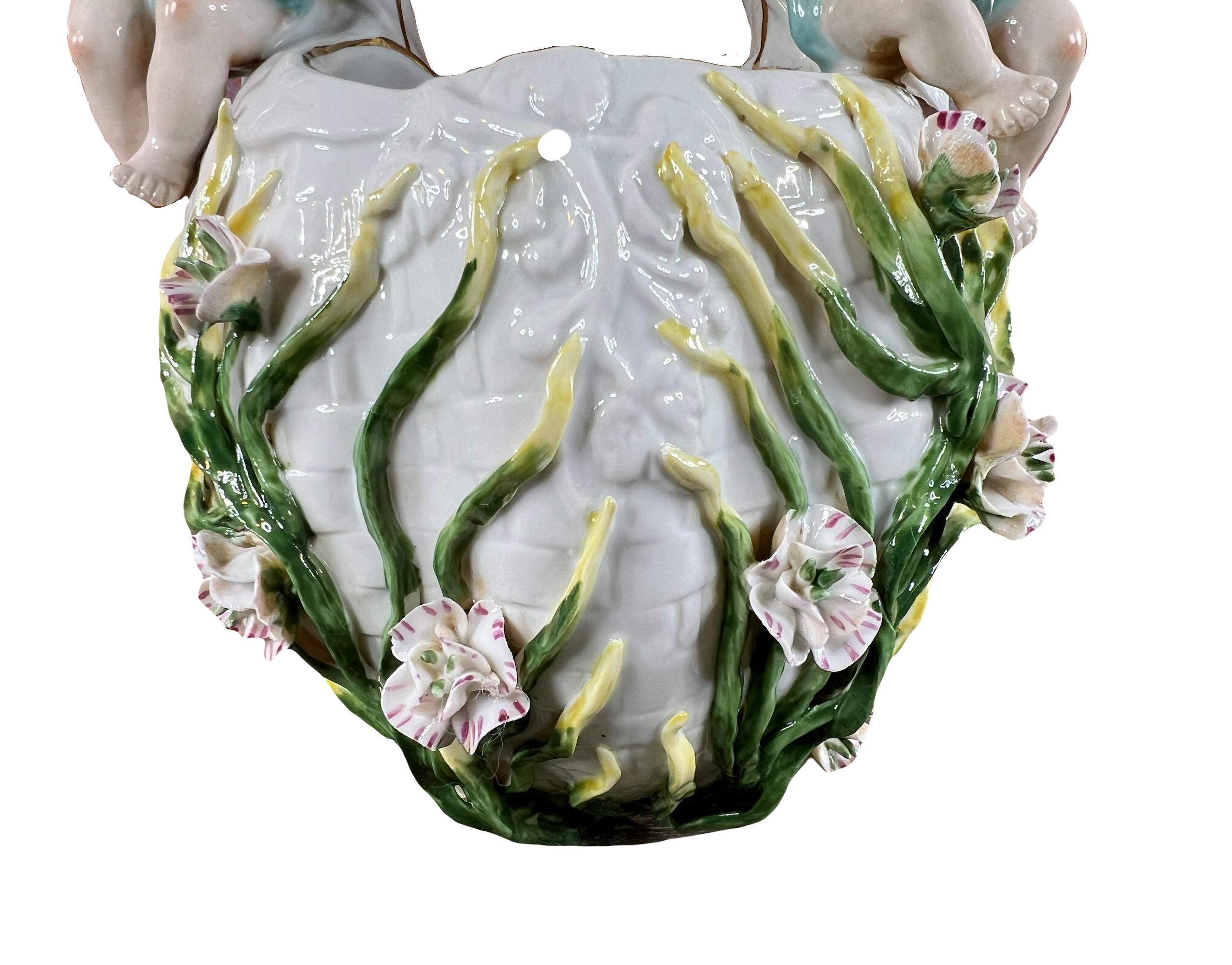 XX secolo Vaso murale bouquetière à décor d'ange en barbotine en porcelaine de Meissen in vendita
