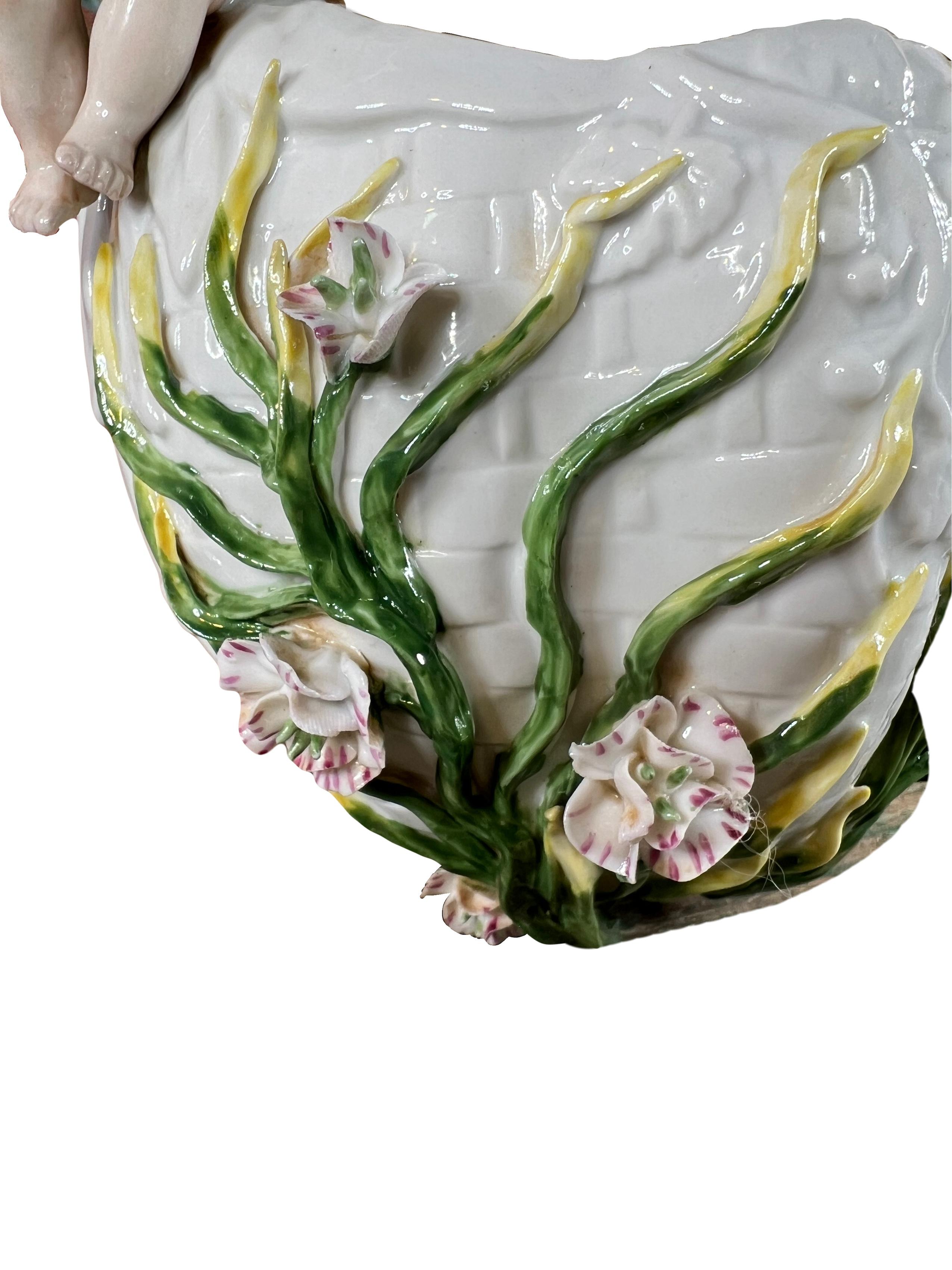 20th Century Vase mural bouquetière à décor d'ange en barbotine en porcelaine de Meissen For Sale