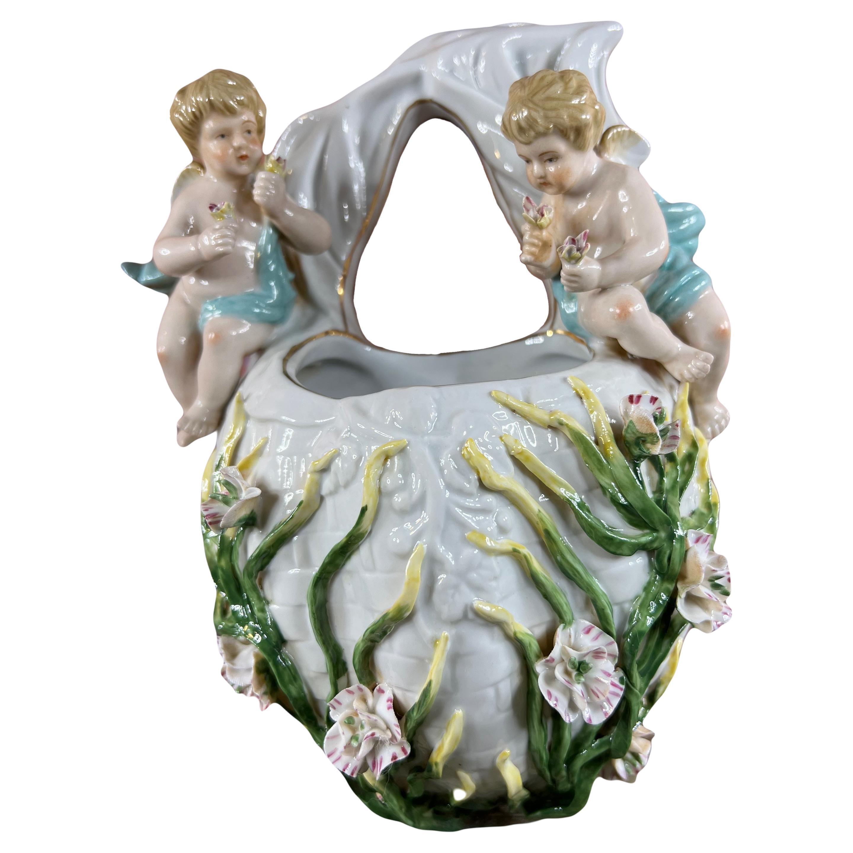 Vaso murale bouquetière à décor d'ange en barbotine en porcelaine de Meissen