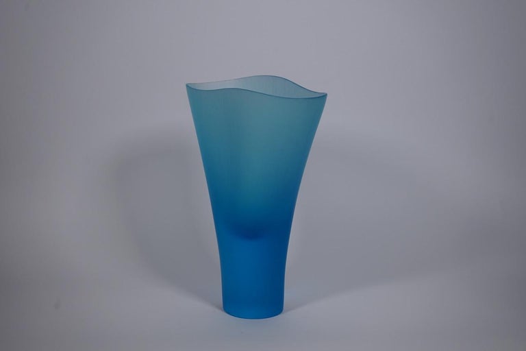 Blown glass vase from the Battuti / Canoe collection designed by Tobia Scarpa and Ludovico Diaz De Santillana in 1962.
Shapes with wavy edges stretch out from the massive blown glass base. 
Edition numbered by year. Number 2 of 2000. 
 