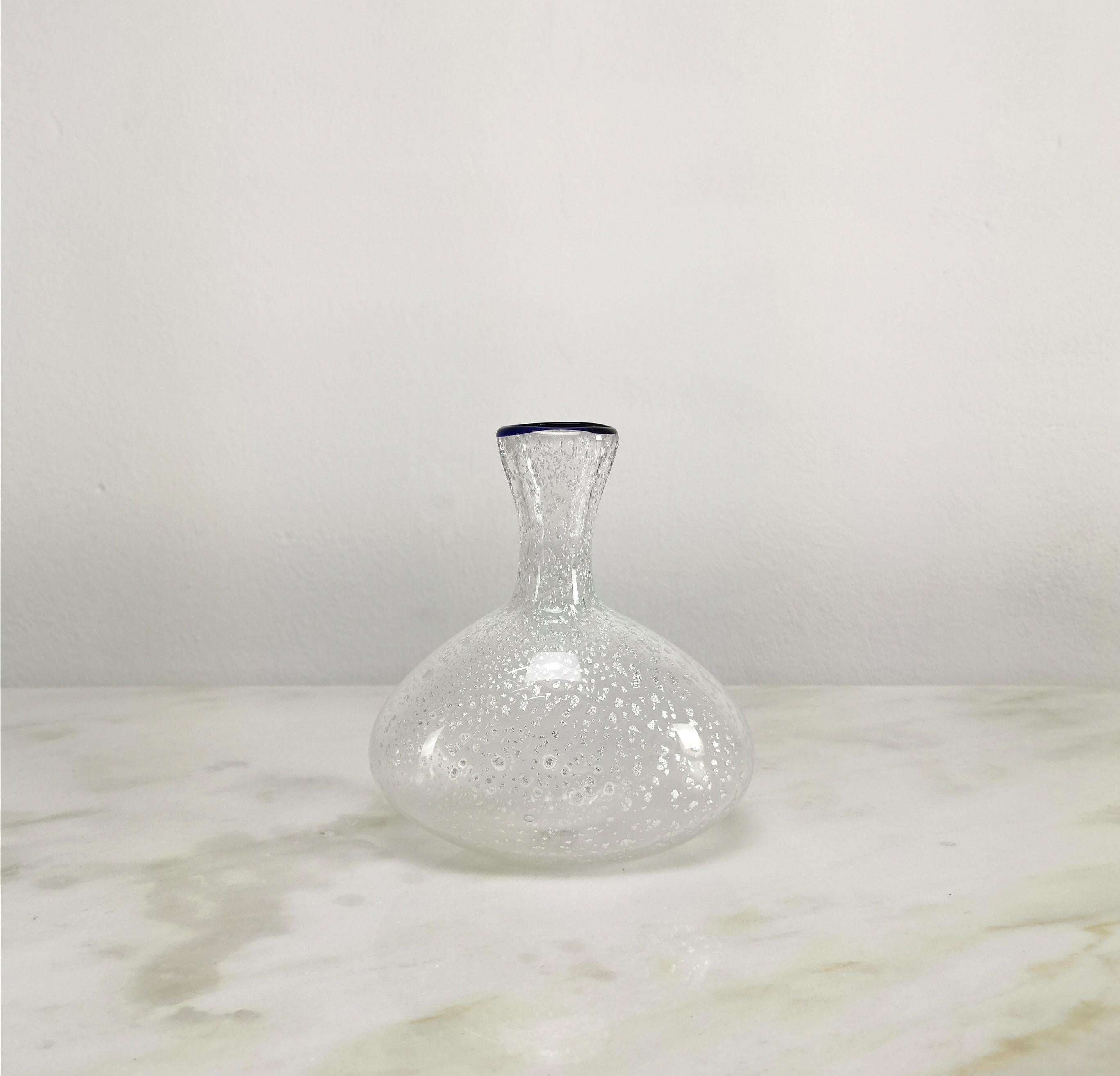 Kleine ampullenförmige Vase mit schmalem Hals aus transparentem und gesprenkeltem Murano-Glas mit blauem Rand. Hergestellt in Italien in den 70er Jahren.



Hinweis: Wir bemühen uns, unseren Kunden auch bei Sendungen in die ganze Welt einen