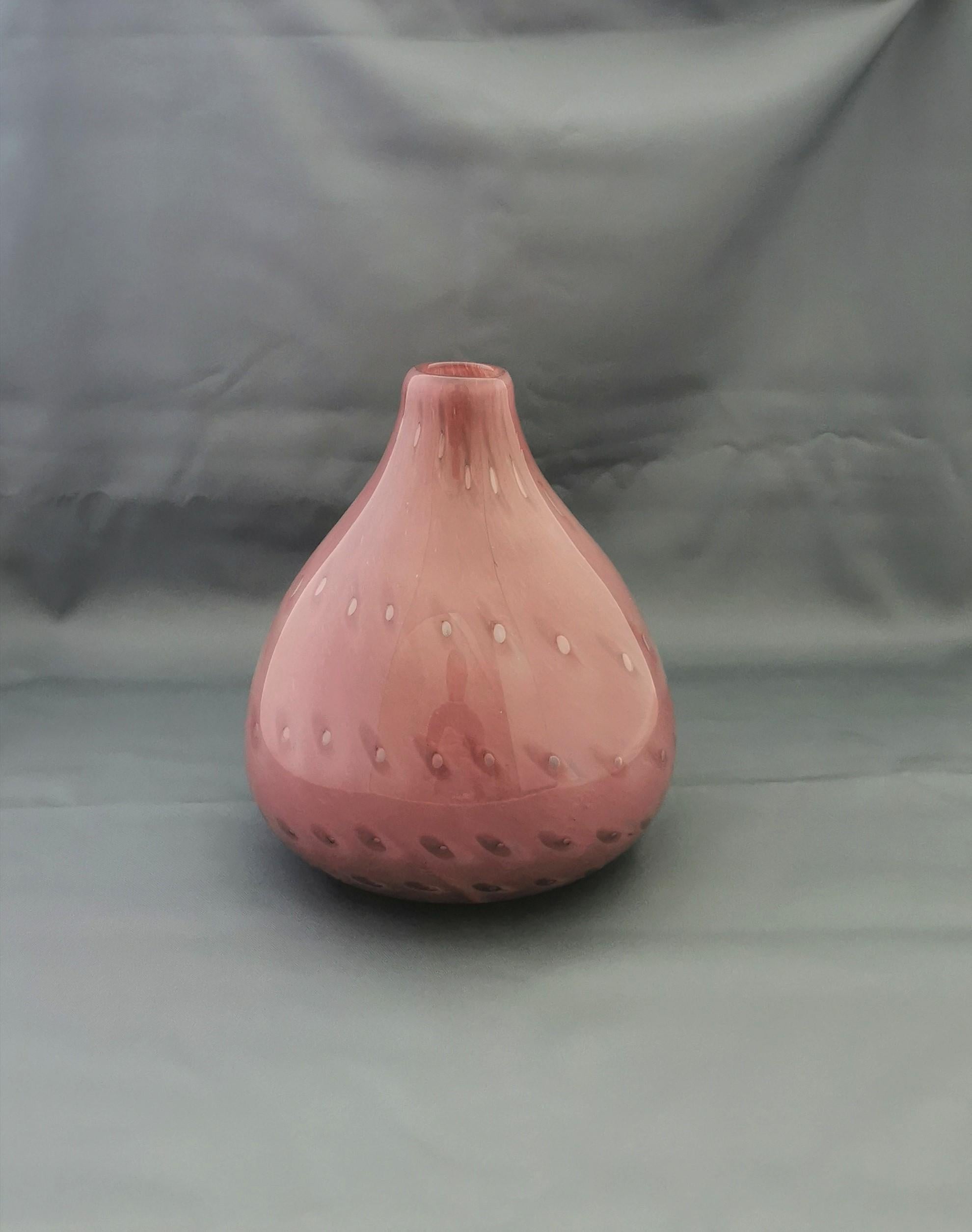 Vase produit en Italie dans les années 70. Le vase a été fabriqué en verre rose de Murano avec un corps 