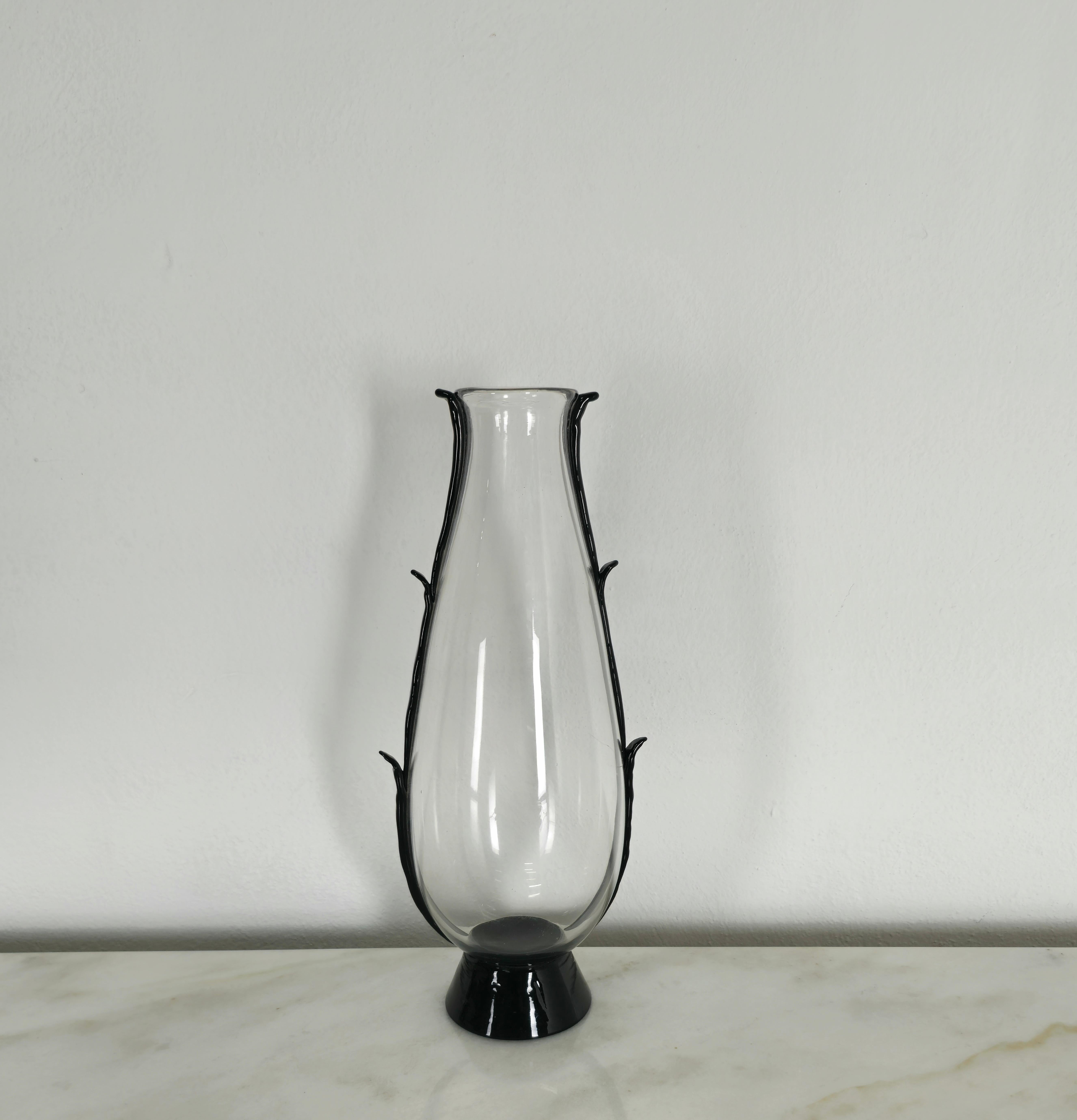 Rare and elegant vase designed by the designer Vittorio Zecchin and produced in the 1920s by the Venetian company MVM Cappellin.
The vase was made of transparent and black enamelled Murano glass with a circular base.



Note: We try to offer our