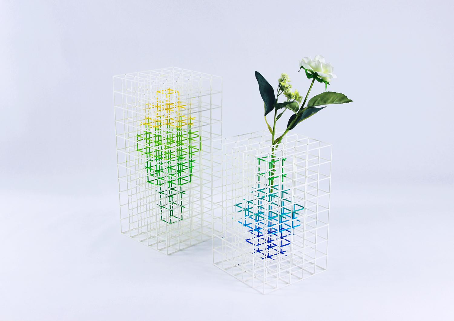 Vasen werden als Gefäße mit Rand definiert, aber nicht als solche. Vase NA 2.0 wurde von Desz entwickelt, um die Beziehung zwischen Mensch und Raum zu erforschen. Es ist ein Konzept über Linien, Farben und die IDEE, scheinbar etwas aus dem Nichts zu