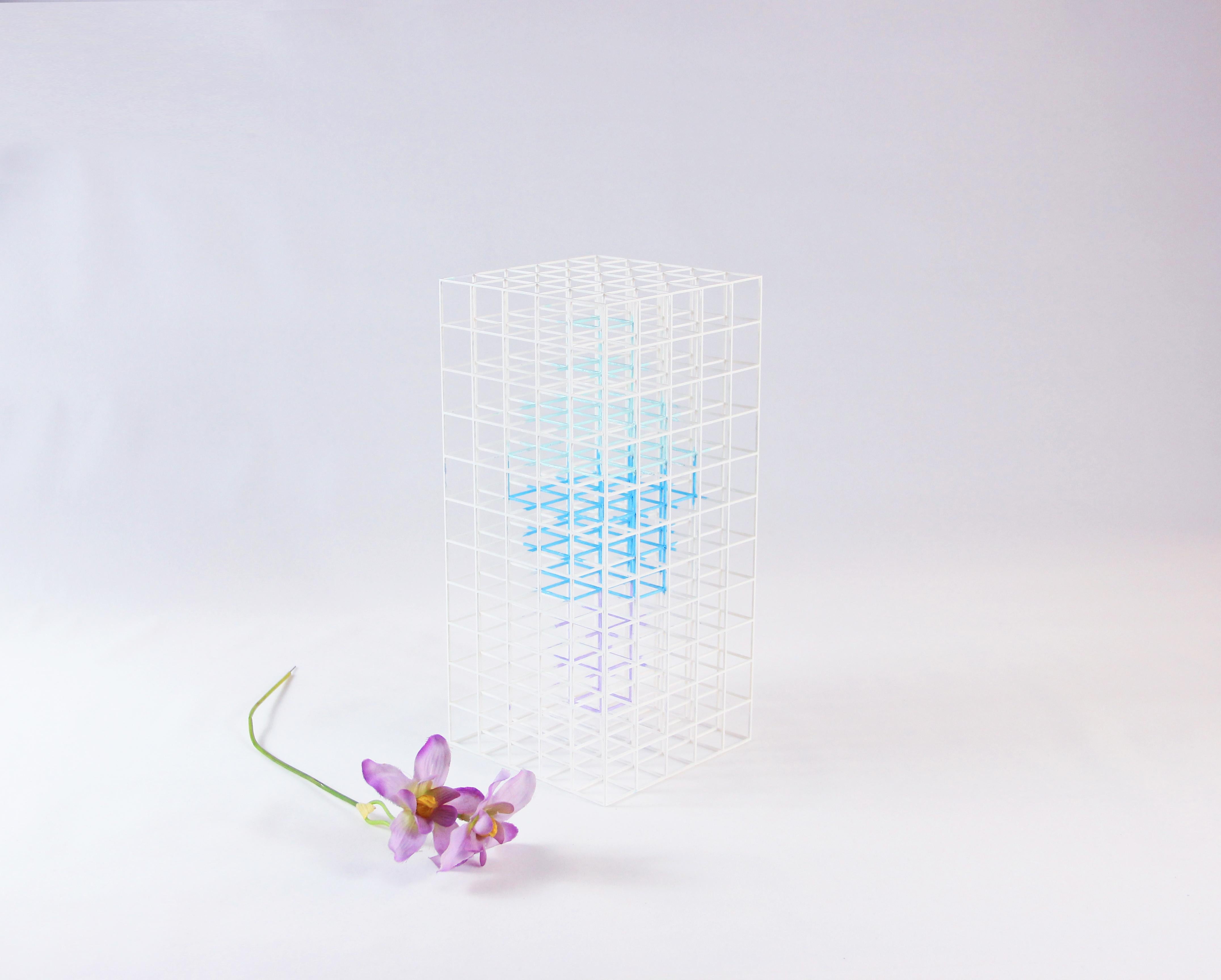 Vasen werden als Gefäße mit Rand definiert, aber nicht als solche. Vase NA 2.0 wurde von Desz entwickelt, um die Beziehung zwischen Mensch und Raum zu erforschen. Es ist ein Konzept über Linien, Farben und die IDEE, scheinbar etwas aus dem Nichts zu