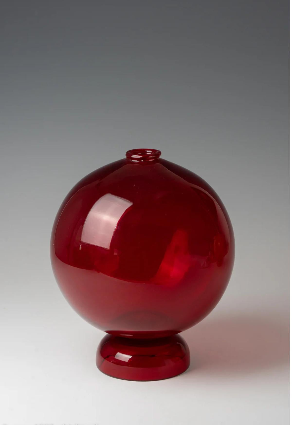 Vase red. Design Carlo Scarpa 
Provenance Pauly & C. Murano glass ca. 1960-70
height ca. 26,5 cm diameter ca.: 19,8 c

Condition: Very good.