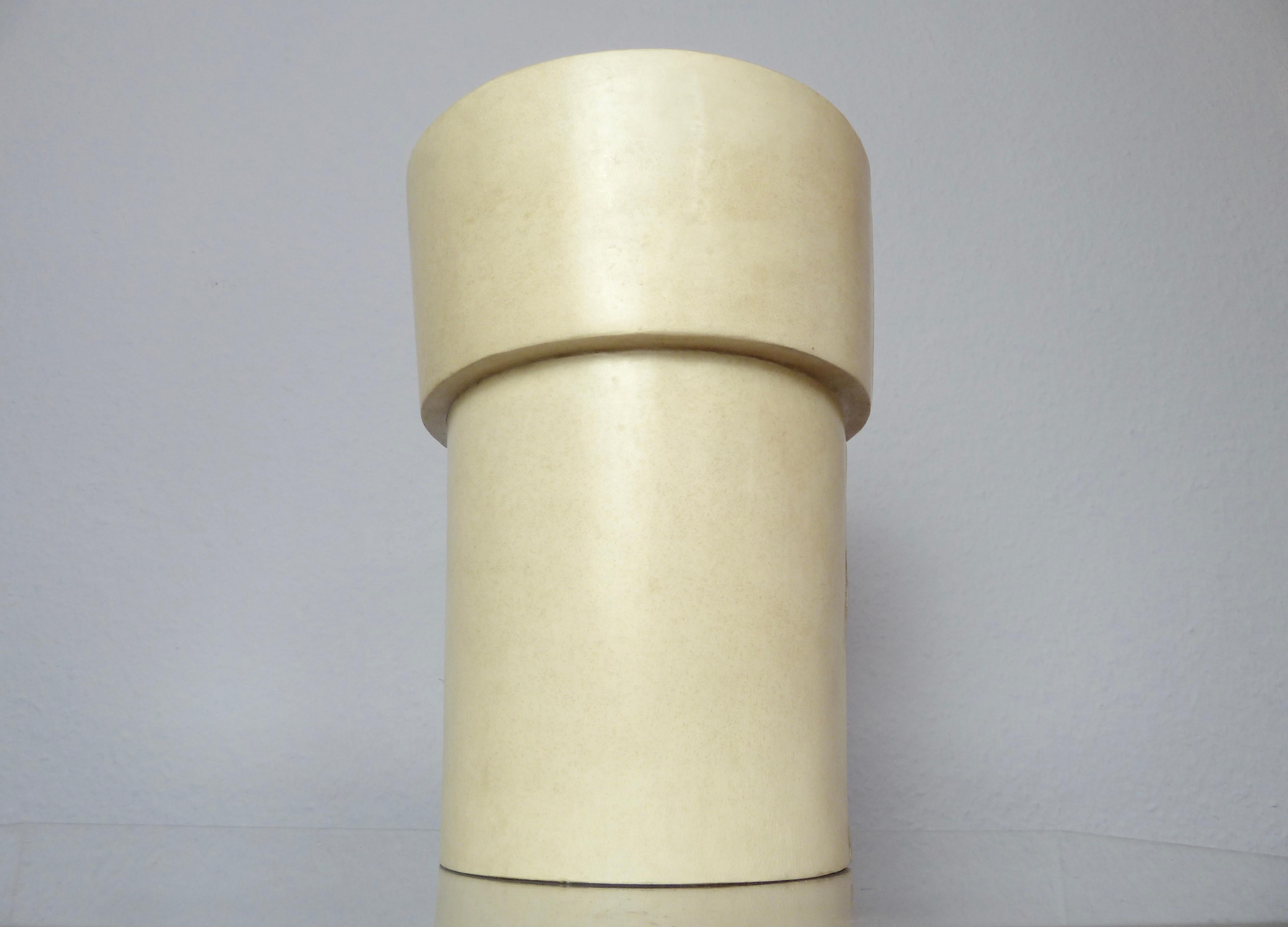 A beautiful and rare 1990s early Artdeco style Vase from R&Y Augousti, Paris.
This item is not pre-owned, it originates from a NOS /new old stock of a Design Gallery in Germany.


Material: Handcrafted parchment leather pieces over a paper mâché