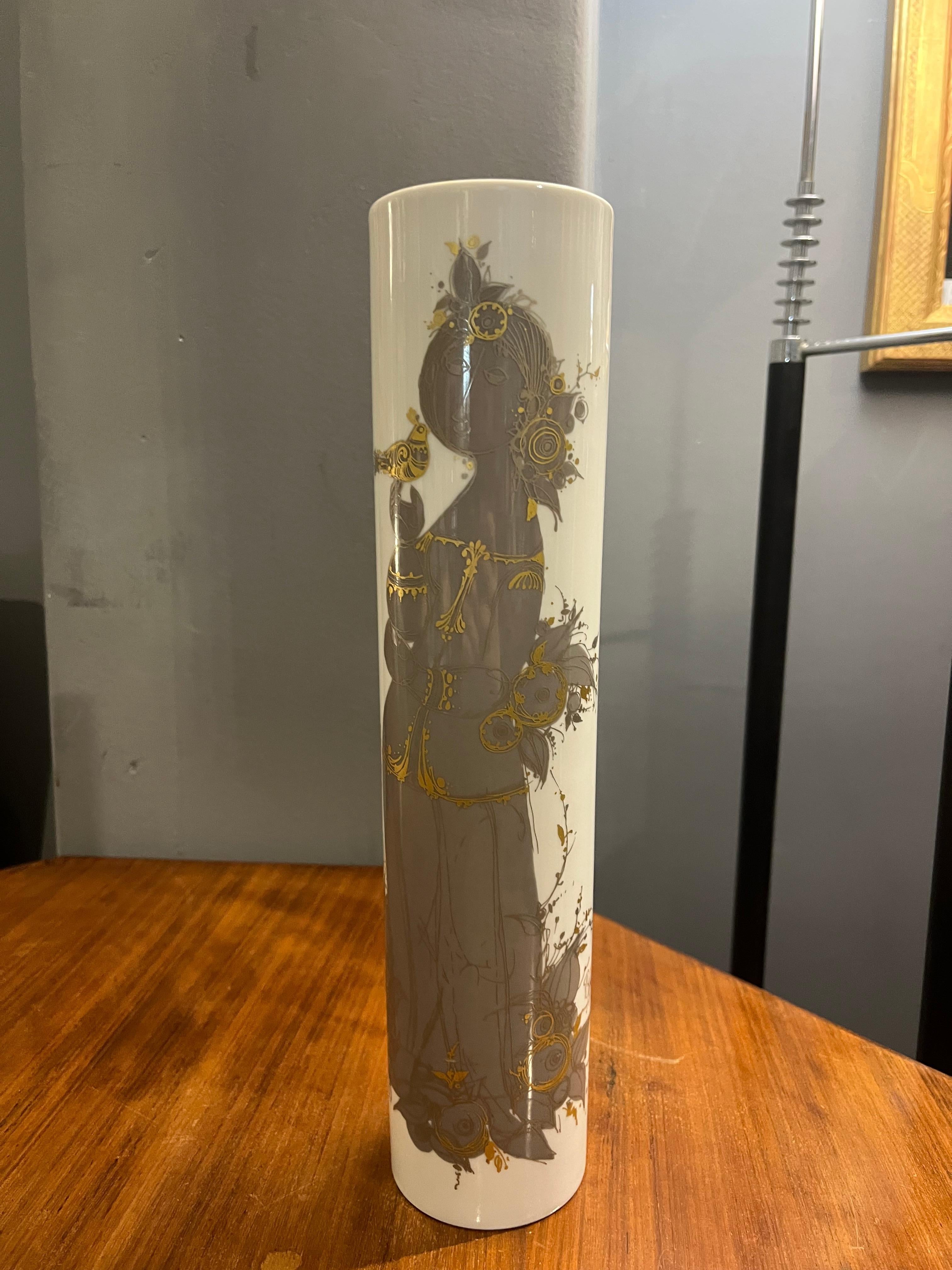vase of the 60s Bjorn Wiinblad for Rosenthal. For sale a magnificent porcelain vase from the prestigious Rosenthal manufacturer, designed by the famous Danish artist Bjørn Wiinblad. This iconic piece stands out for its refined gold decoration on a