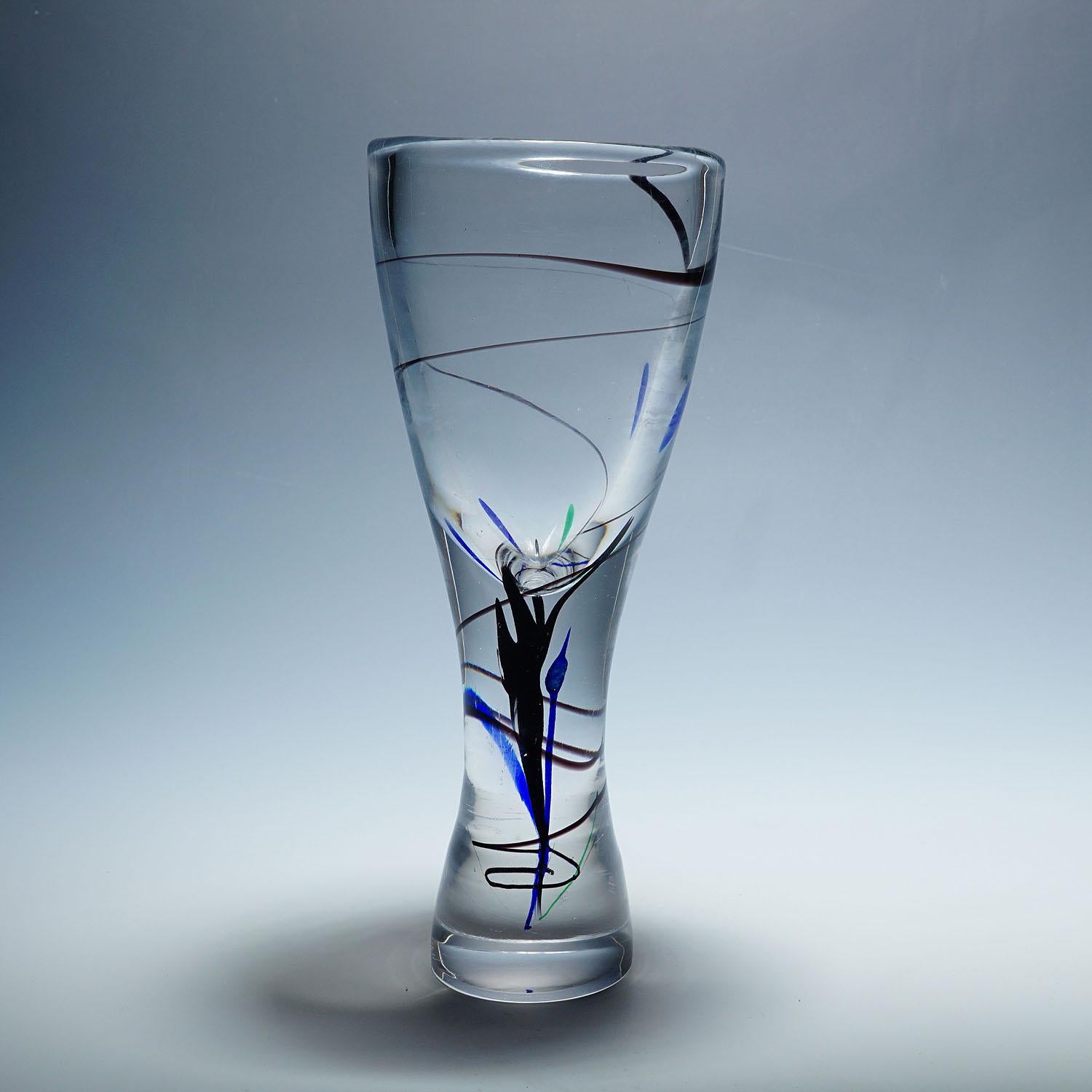 Vase de la série Abstracta, Vicke Lindstrand pour Kosta, Suède années 1950

Un vase en verre d'art vintage de la série Abstracta. Conçue par Vicke Lindstrand et fabriquée par Kosta Glasbruk 1950s. Le vase présente des inclusions de verre bleu,