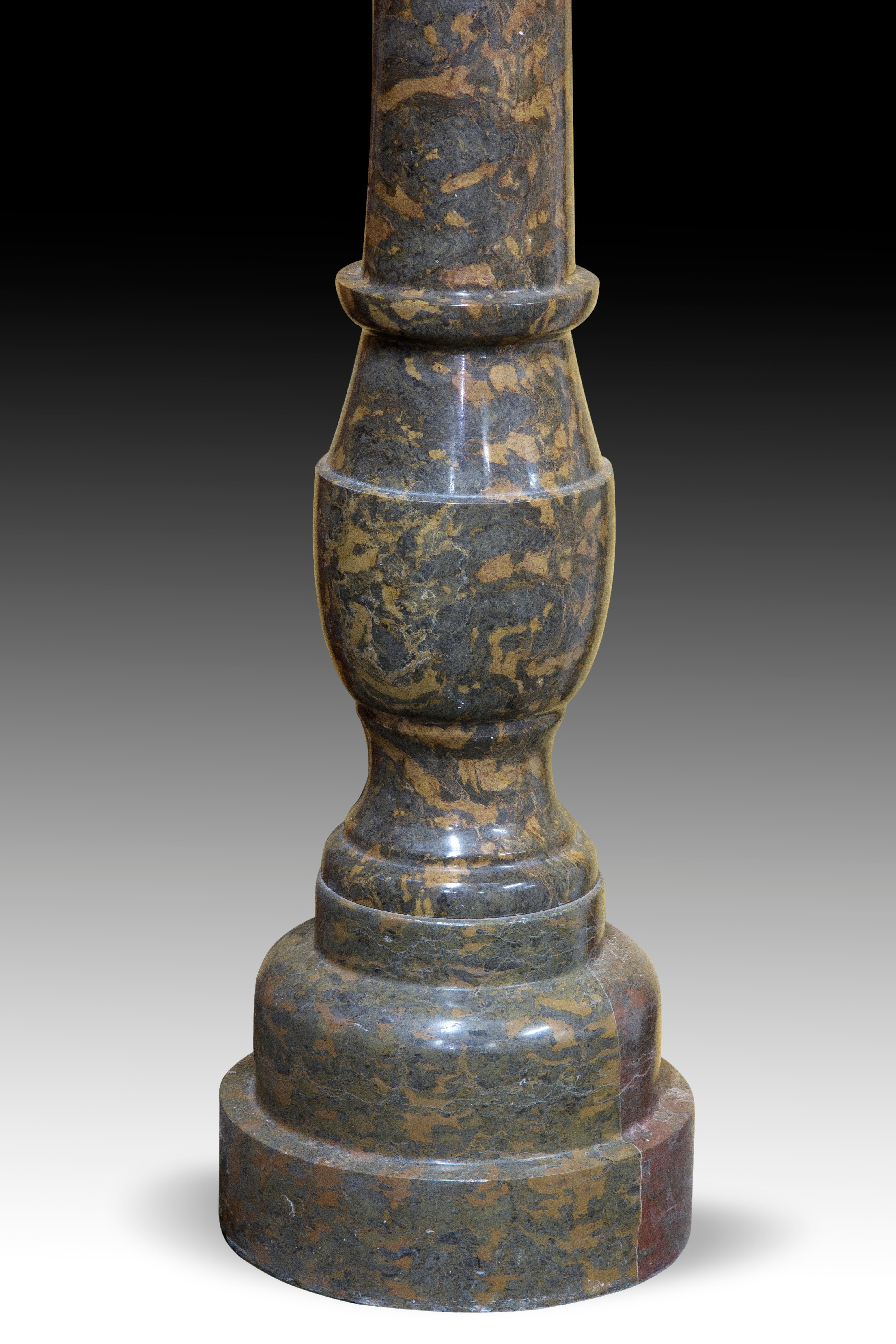 Entrambi gli elementi sono stati realizzati con la stessa pietra per dare uniformità all'opera. La base possente, la colonna con balaustro e la tazza decorata con modanature pronunciate rispondono a modelli legati al manierismo e al barocco. Questi