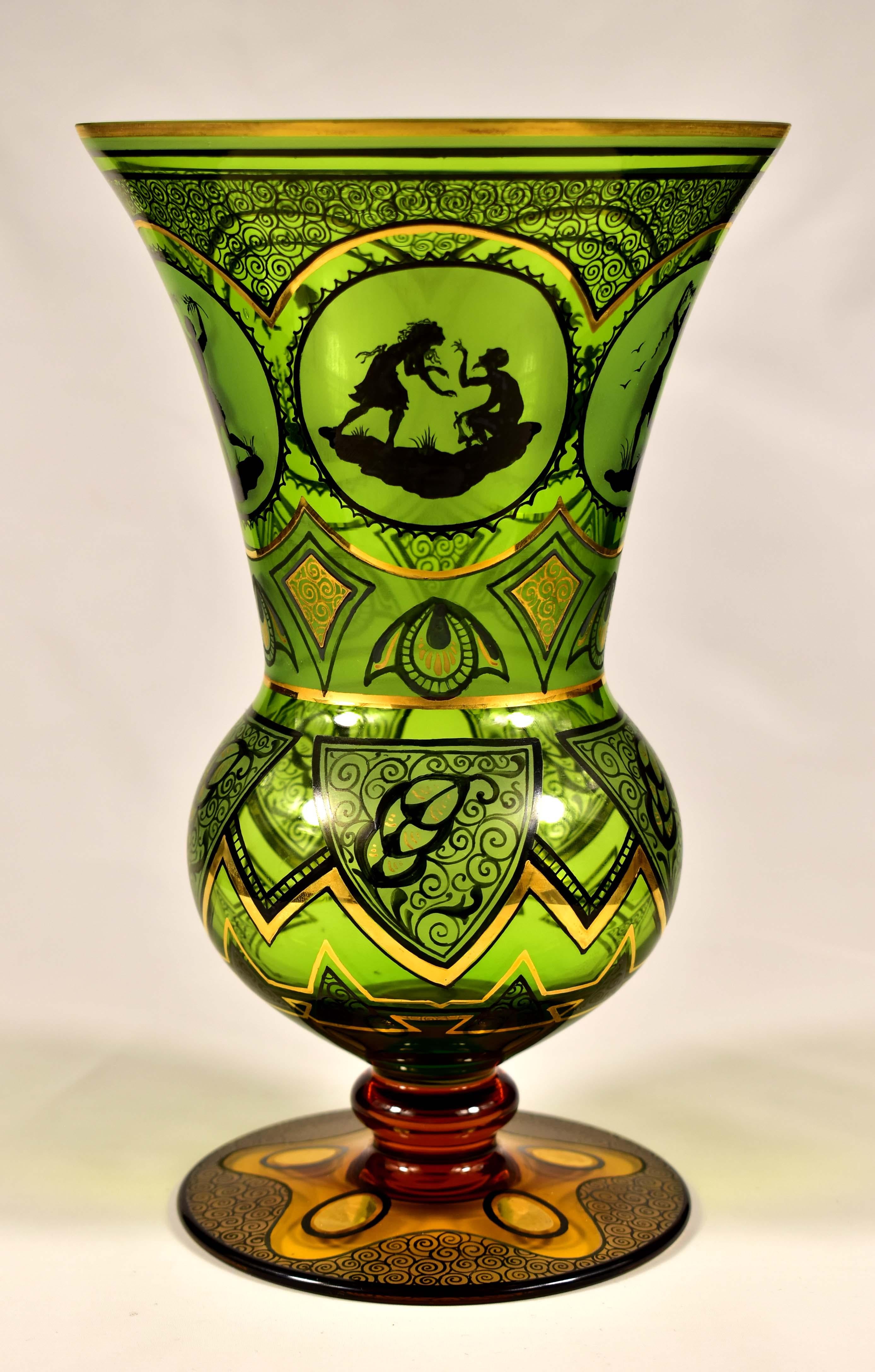 Precioso jarrón Art Déco pintado. El cuerpo del jarrón es de cristal verde claro y el pie es de cristal ámbar. Es una bonita combinación de colores. Se representan cinco medallones mateados, en los que la pintura figurativa es de color negro. Todo