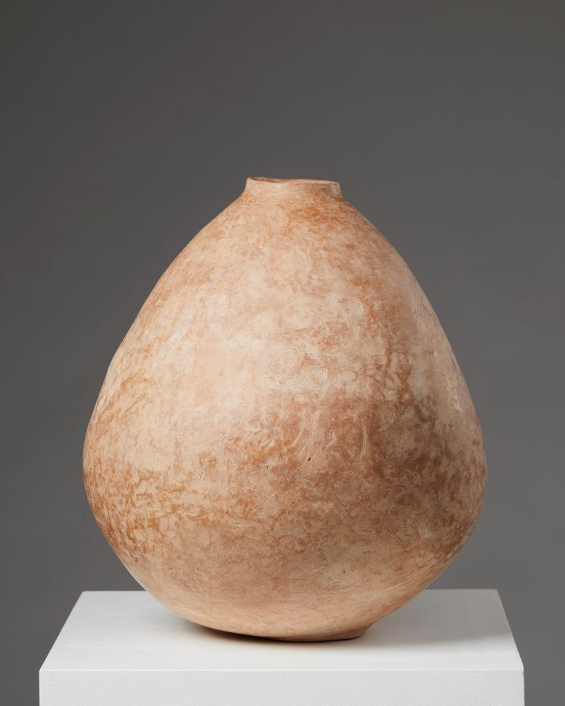 Vase “Pandora’s vessel” designed by Mariana Alzamora, USA, 2020.
Signed.

Hand-coiled terracotta.

Measures: Height 38 cm/ 1' 3
