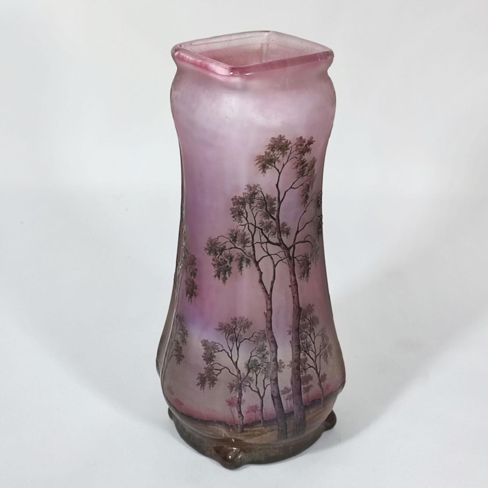 Daum Nancy Landschaftsvase, Frankreich, um 1910
Eine sehr seltene Vase von Daum Frères, Kamee-Glas, emailliert, in ungewöhnlicher Form. Geätzte Frühlingslandschaft mit Bäumen und Sträuchern aus transparentem und mattiertem Glas mit mauvefarbenen