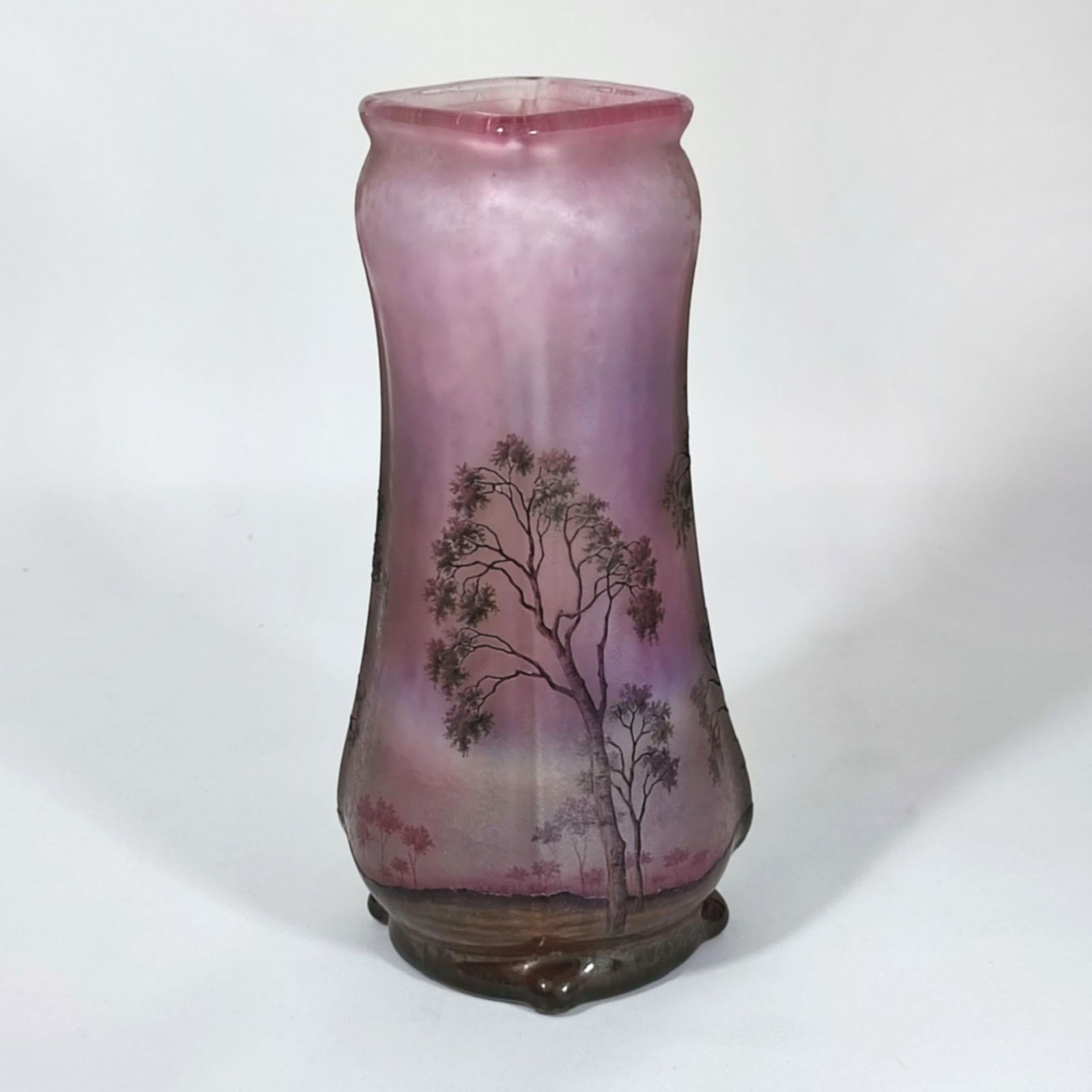 Vase Paysage de Verre - Frühlingslandschaft von Daum Nancy, frühe 1900er Jahre (Radiert) im Angebot