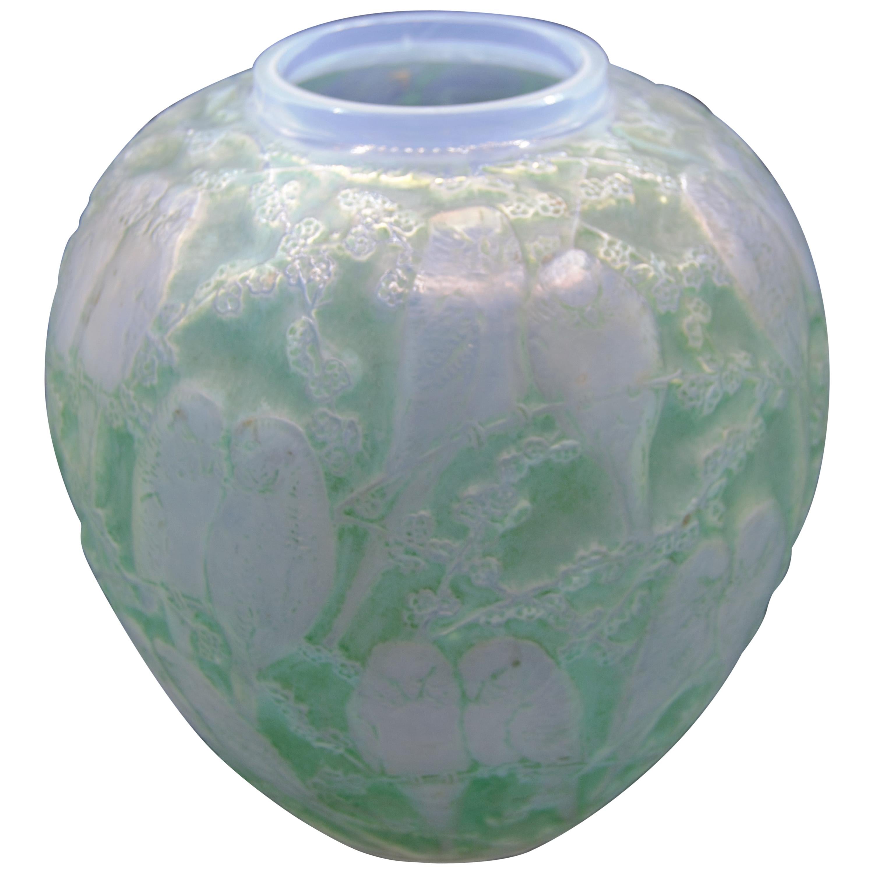 Vase « Perruches » Vert Patin / Perruches Vert Parakeets, R. Lalique En  vente sur 1stDibs