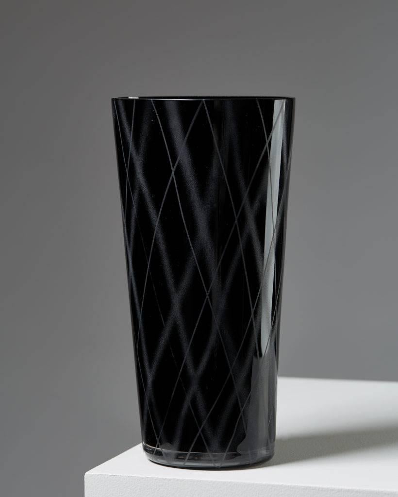 Vase “Pond” designed by Ingegerd Råman for Orrefors,
Sweden. 2000s.

Glass.

Measurements:
H: 23 cm/ 9