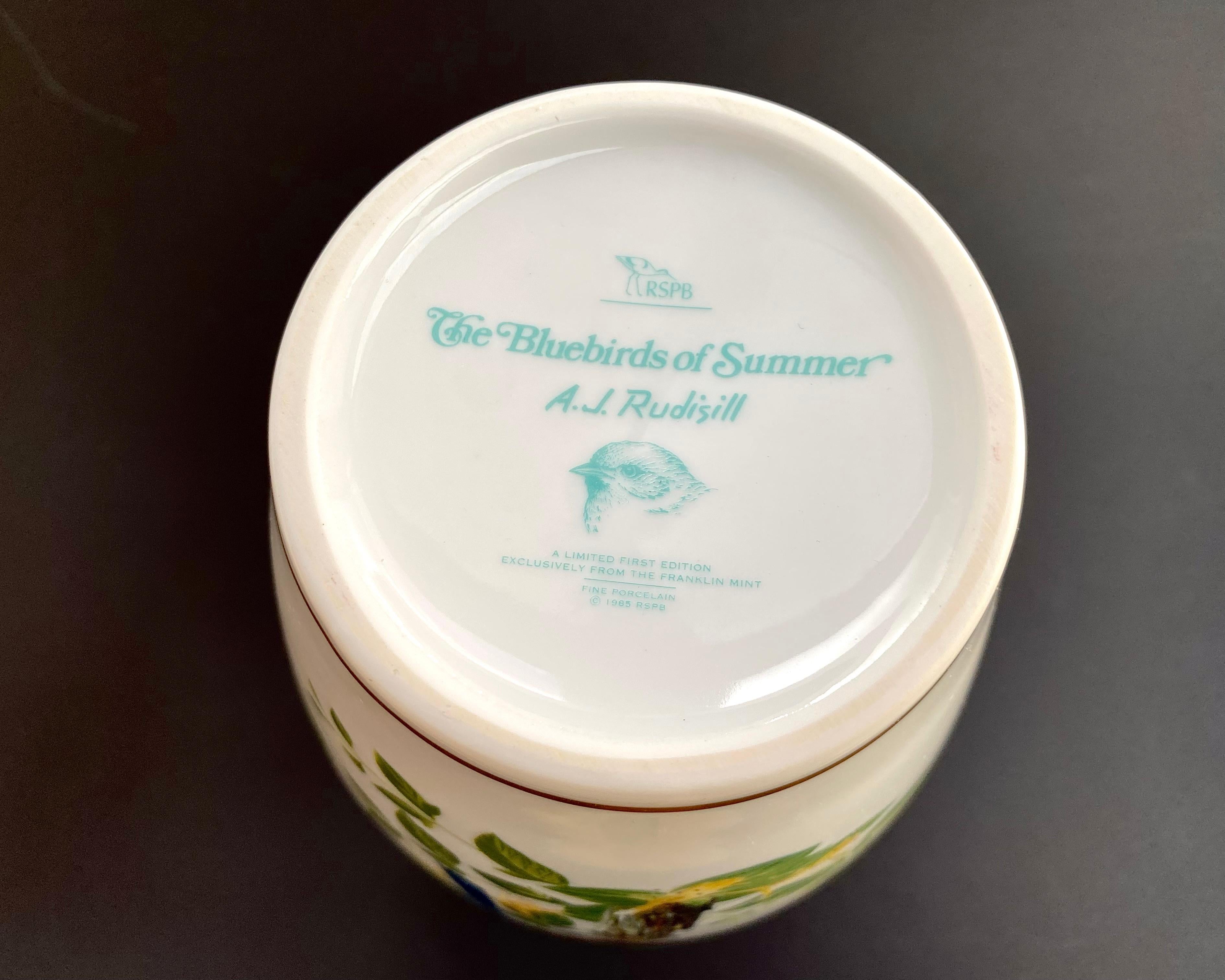 Vase Porcelain Franklin Mint The Bluebirds Of Summer, Signed by A.J. Rudisill In Excellent Condition For Sale In Bastogne, BE