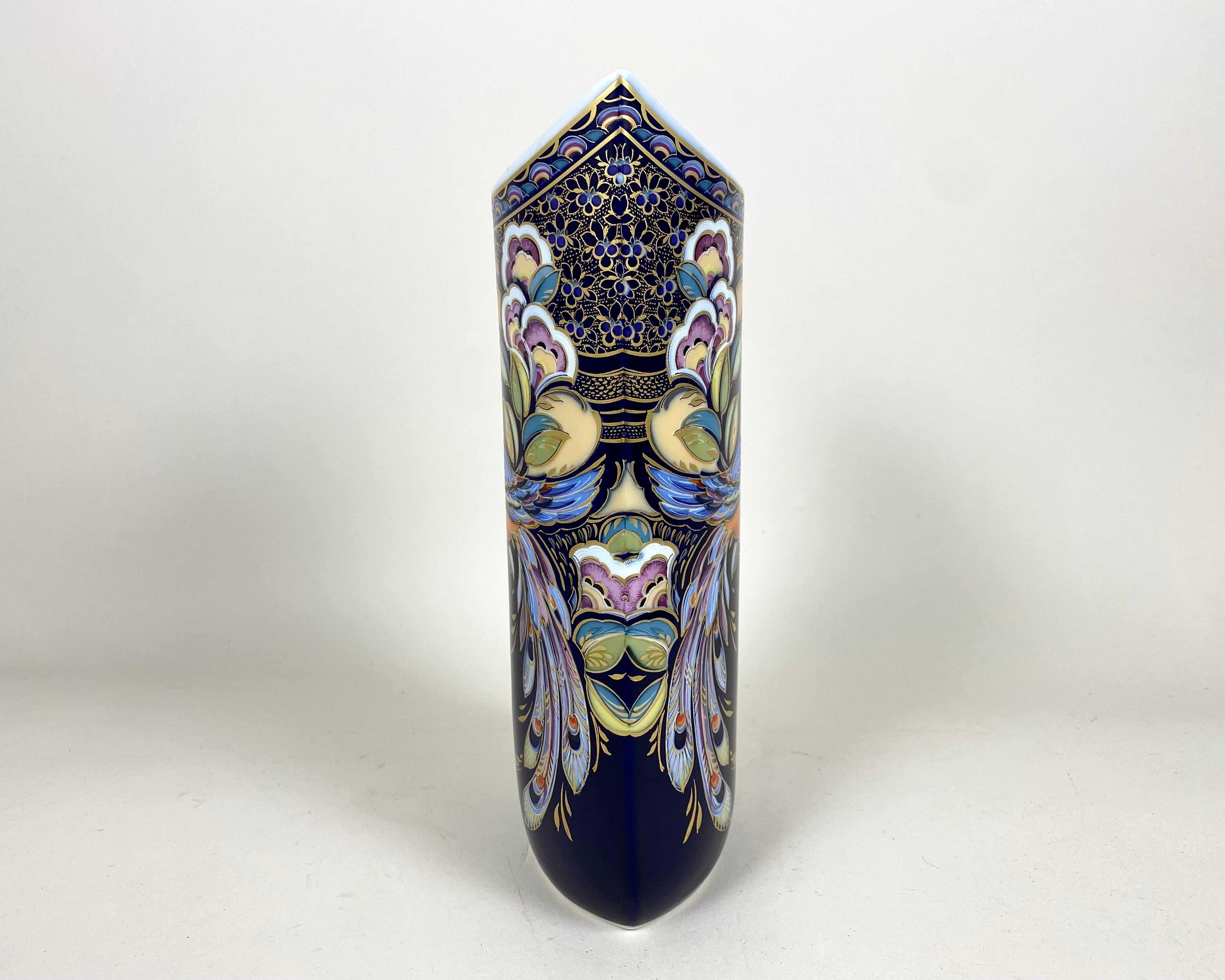 Vase de collection vintage avec un oiseau fantastique en forme de paon de l'une des plus célèbres manufactures de porcelaine d'Allemagne, Kaiser, années 1980.

