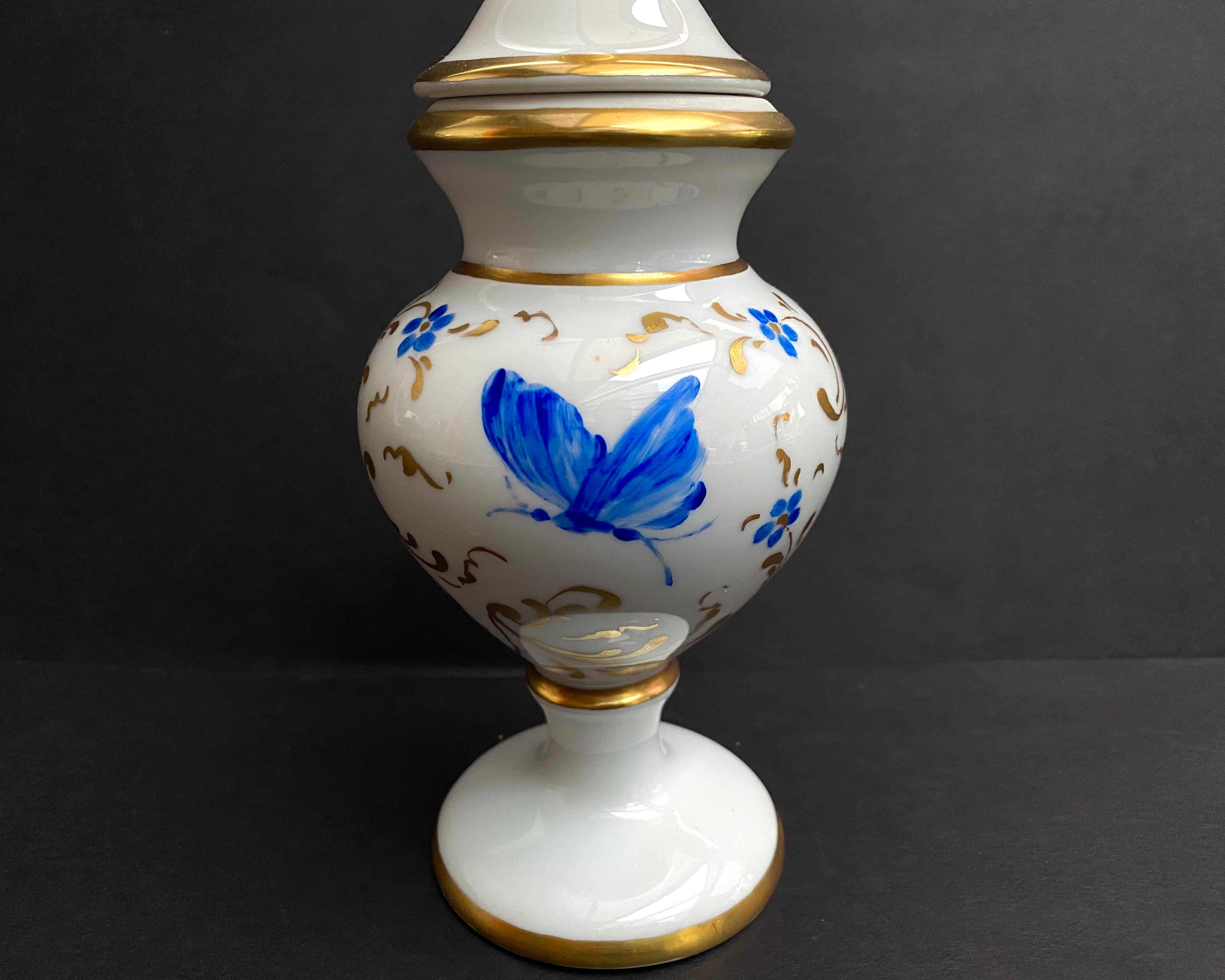 Beautiful vintage vase/jar in porcelain with 24k gold plating.

Circa 1960s, made in France.

Hand-painted flowers and butterfly motif with author’s signature.

With this vase you can create comfort and harmony in any room.

The vase is very