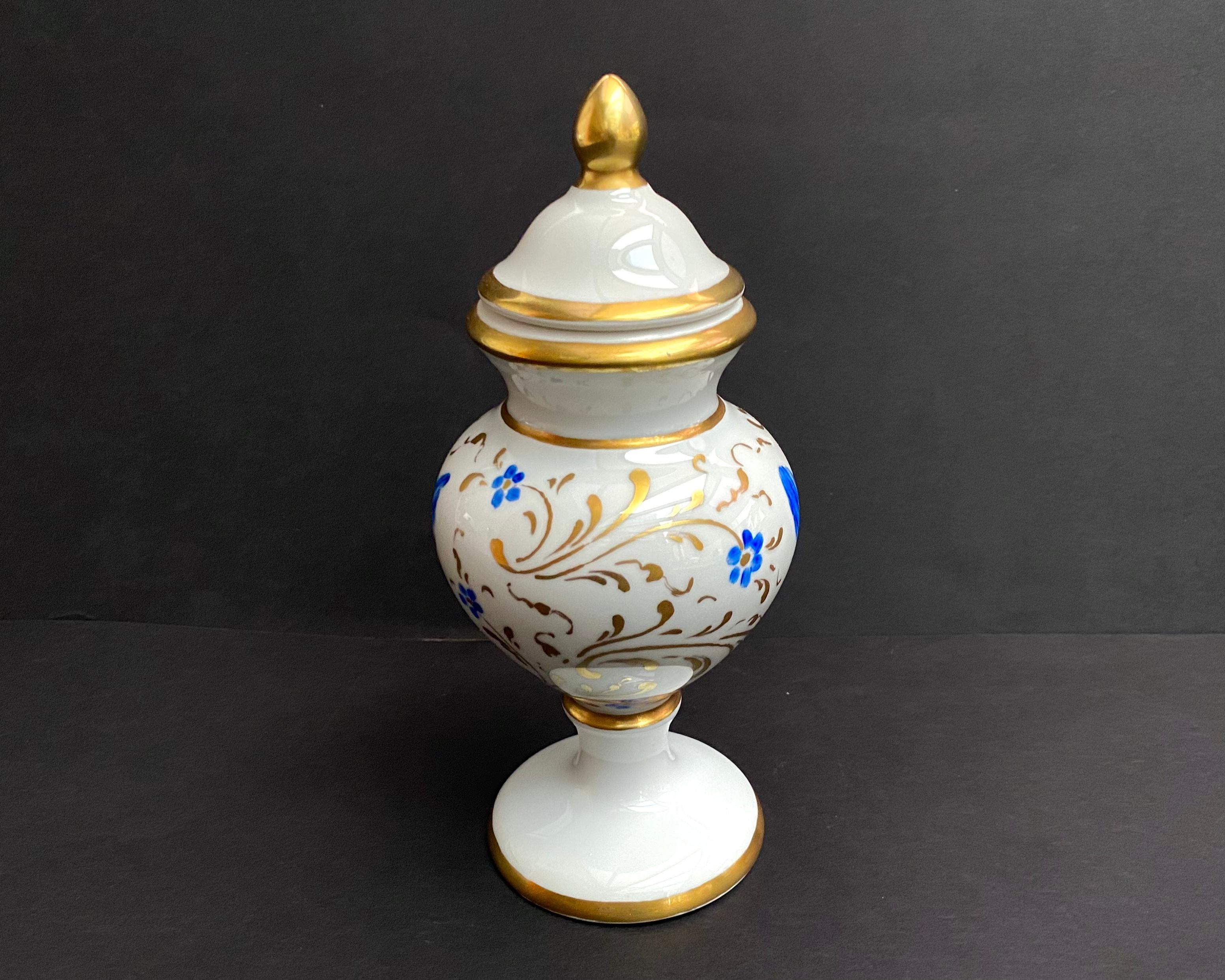 Vase Porcelain Vintage With Lid Miniature Urn France 1960s In Excellent Condition For Sale In Bastogne, BE