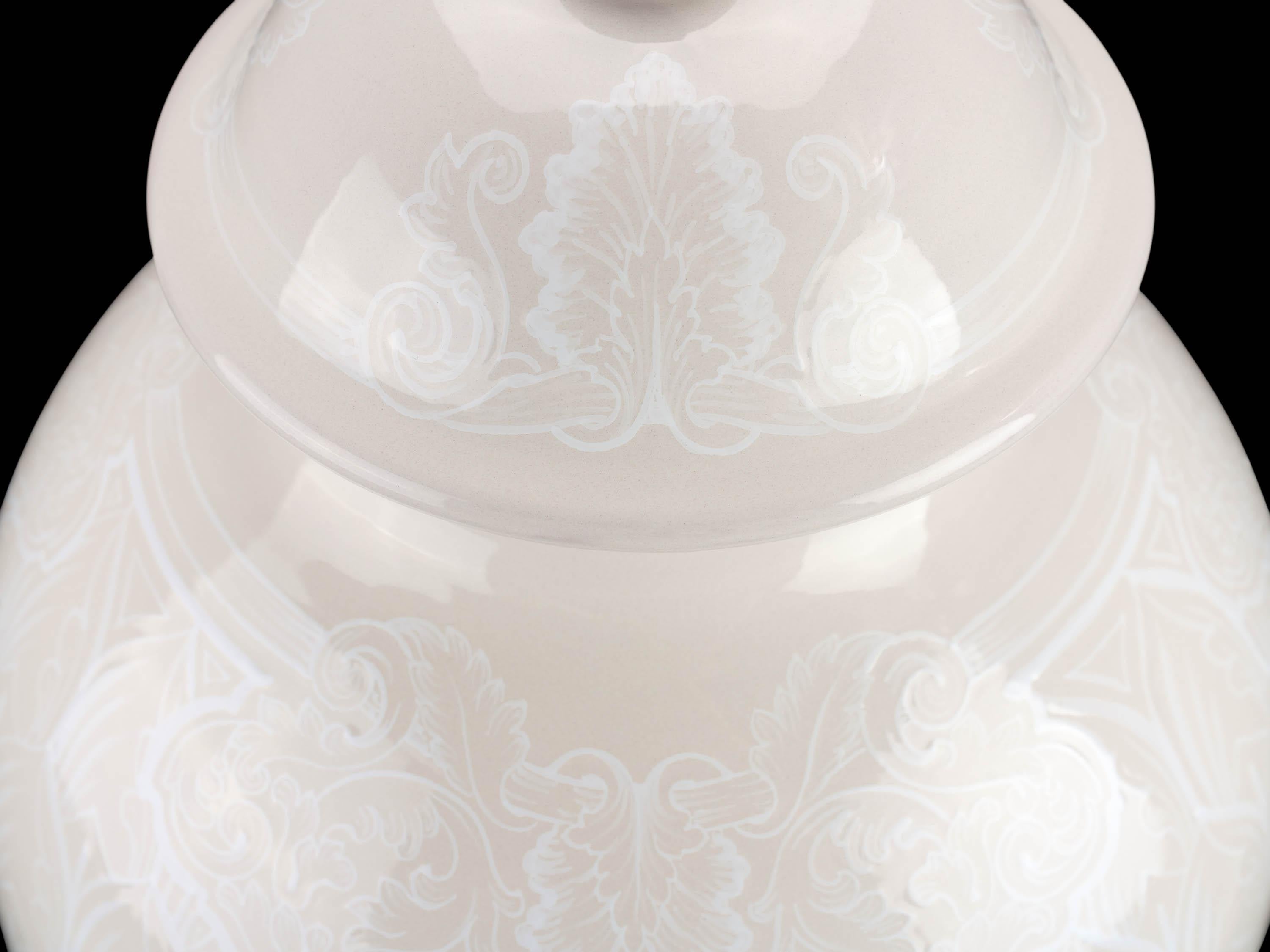 Diese prächtige Vase aus Potiche wird in Italien handgefertigt und handbemalt. Dabei wird die ursprüngliche, im Laufe der Zeit unveränderte Technik der Renaissance-Malerei angewandt, die wir buchstabengetreu einhalten. Es ist mit einem zarten