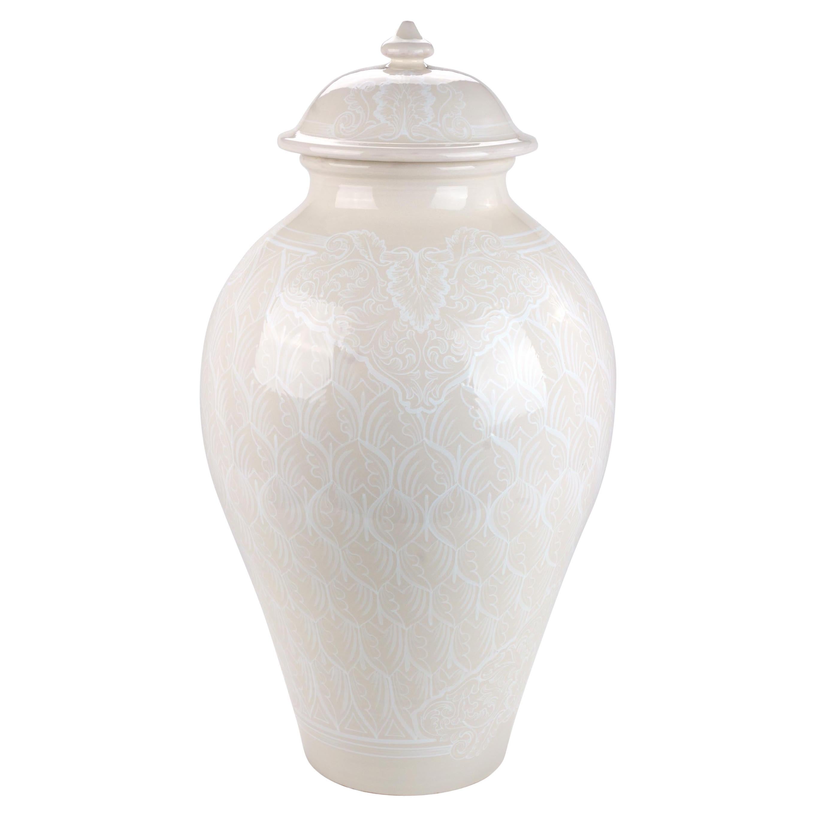 Vase et couvercle en forme de jarre en majolique décoré d'un ornement blanc total