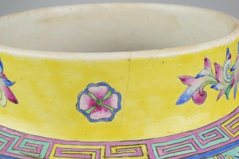 Yellow vase with lid, China, Sec. XX For Sale at 1stDibs