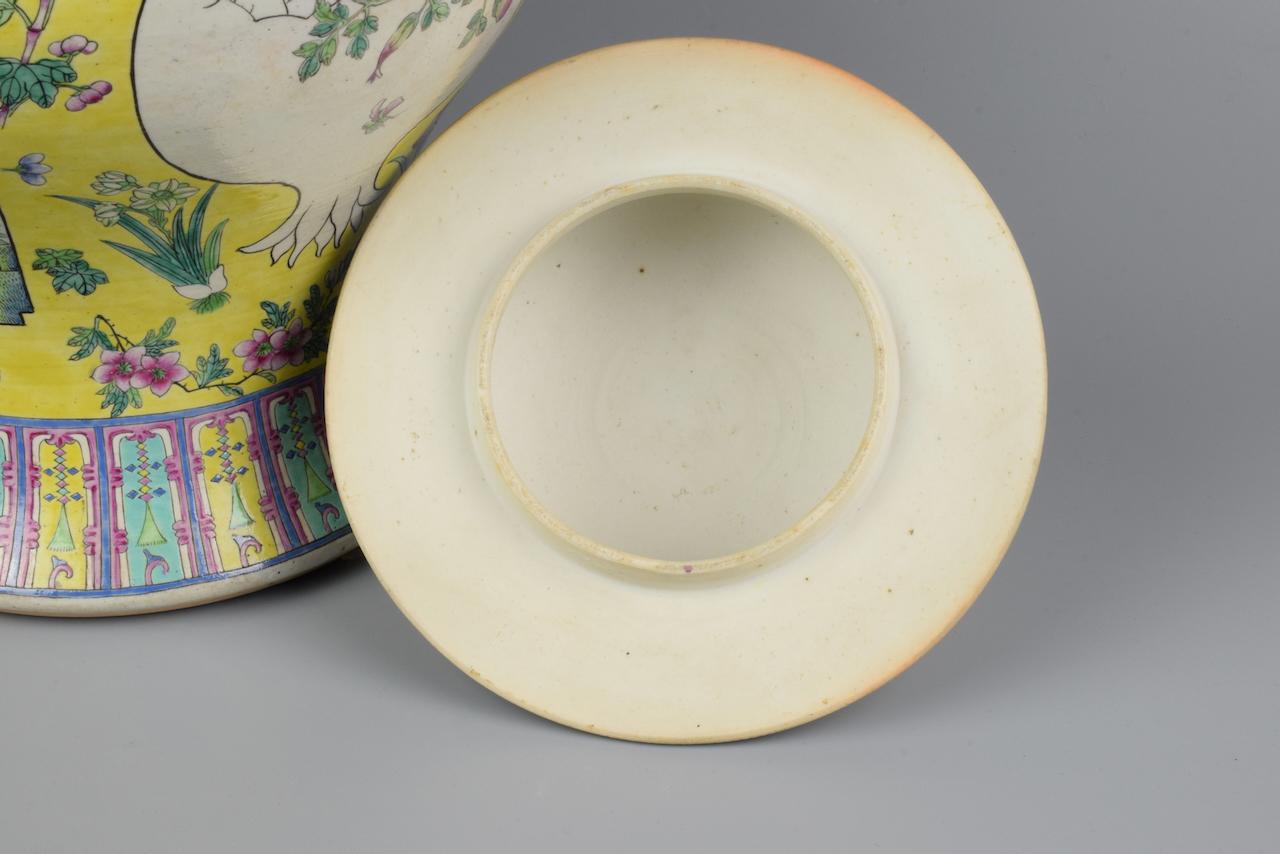 Gelbe Vase mit Deckel, China, Sec. XX im Angebot 9