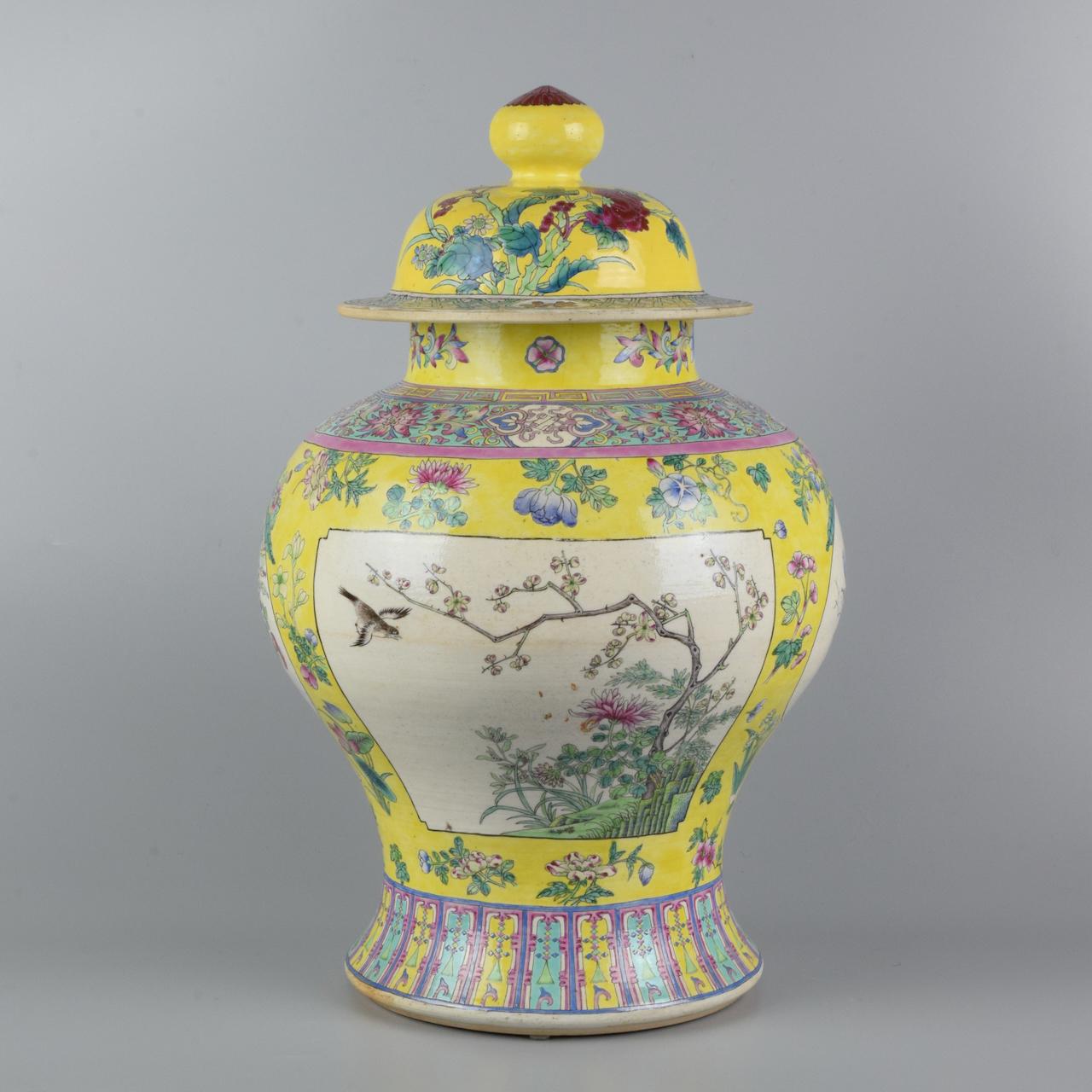 China, Sec. XX
Decorations on yellow background containing flowers and birds on flowering branches.
Mild spinning on the neck.
Height about 38 cm.