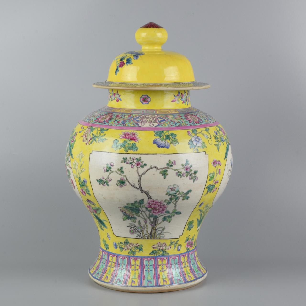 Gelbe Vase mit Deckel, China, Sec. XX (Chinesisch) im Angebot
