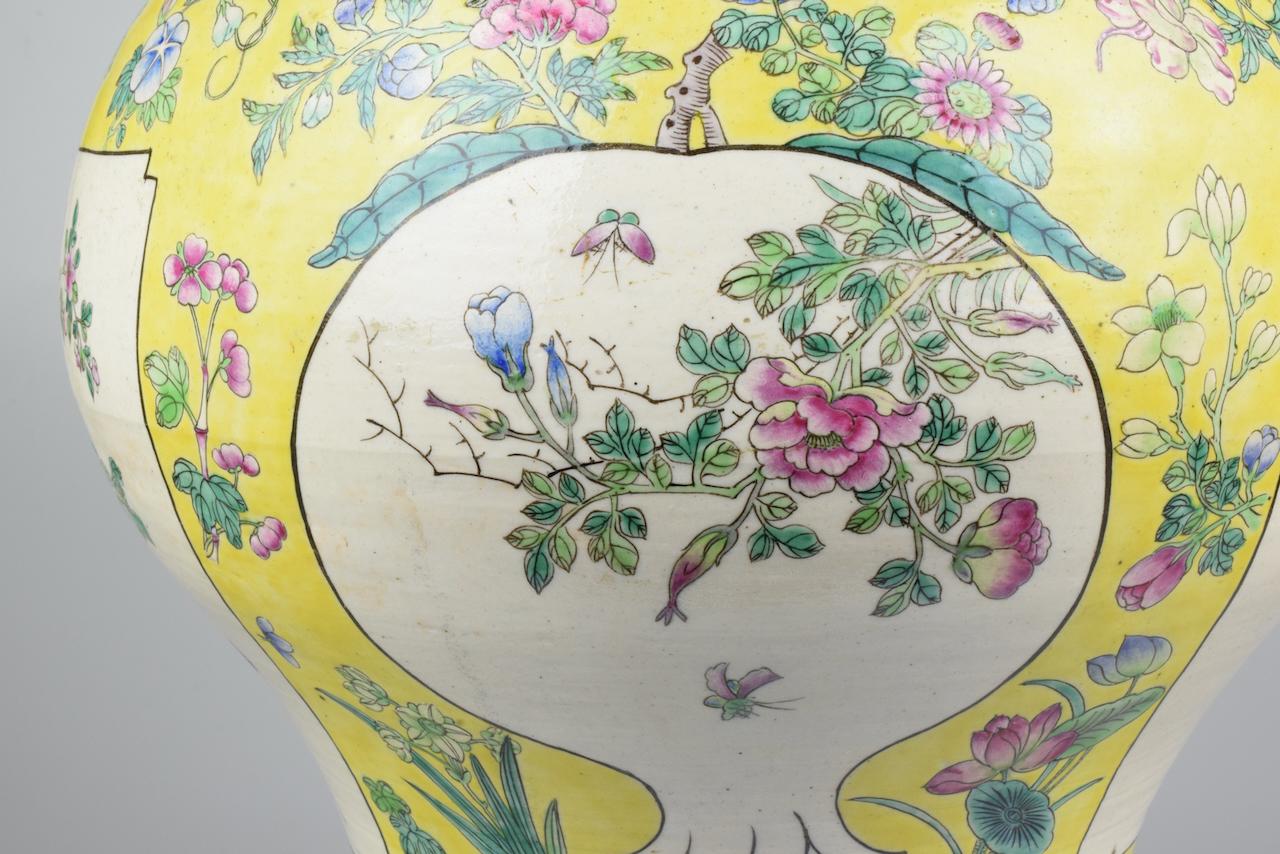 Gelbe Vase mit Deckel, China, Sec. XX im Angebot 1
