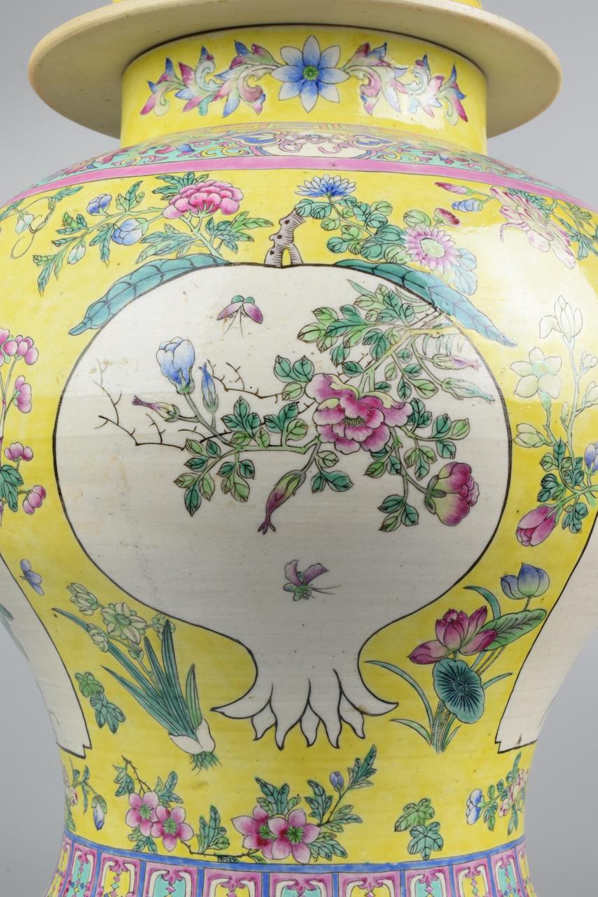 Gelbe Vase mit Deckel, China, Sec. XX im Angebot 2