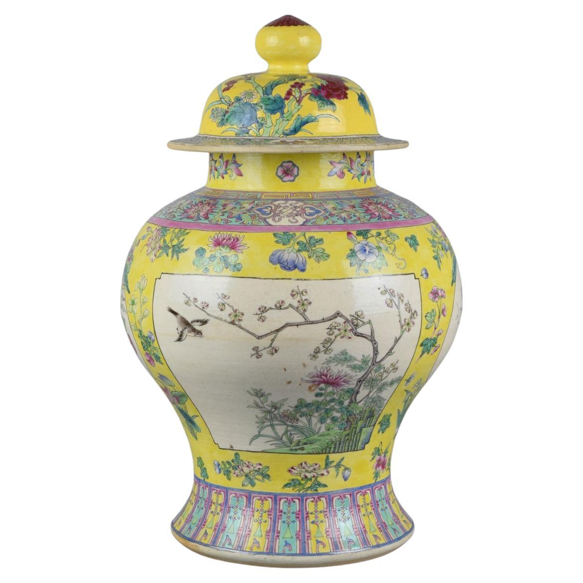 Gelbe Vase mit Deckel, China, Sec. XX im Angebot