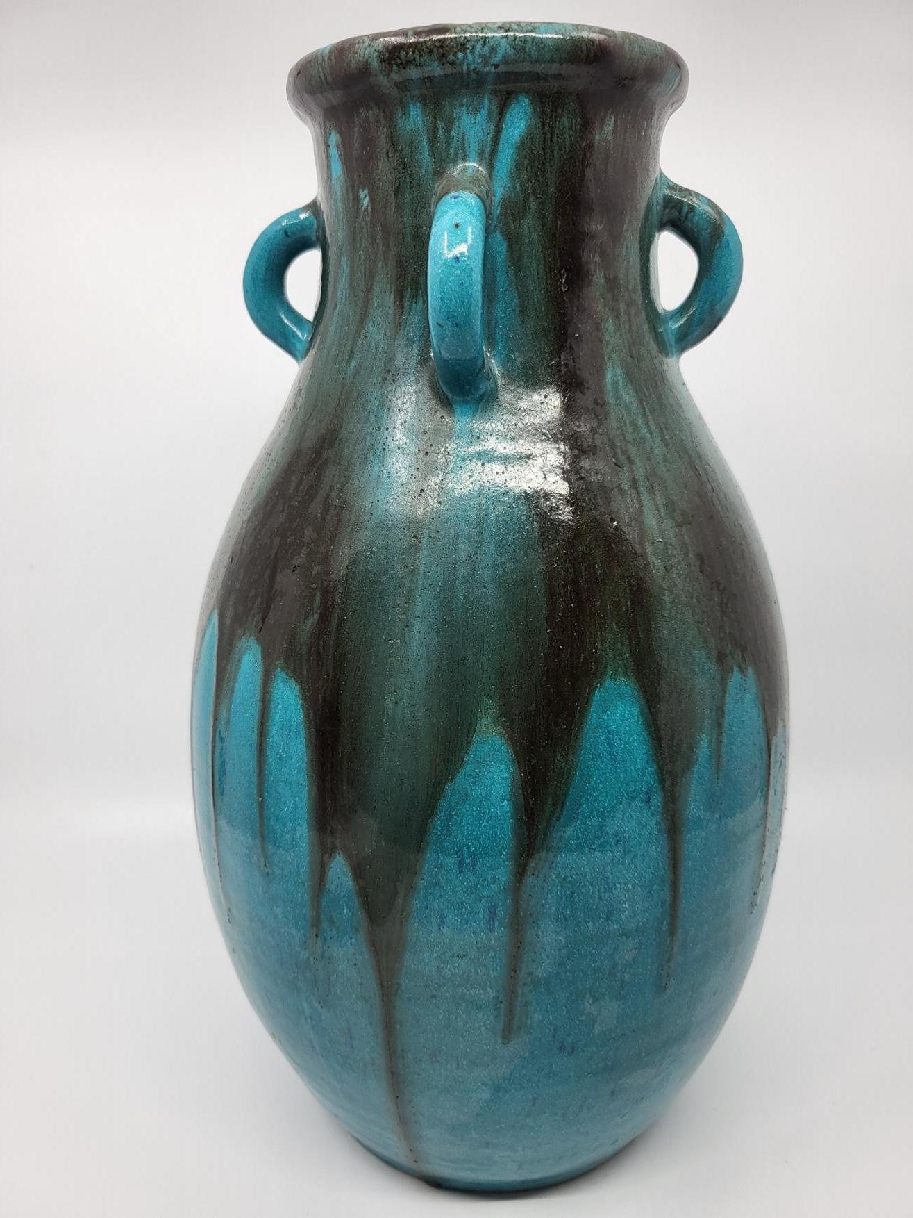  La vase Primavera, créée par Colette Guéden, est une œuvre emblématique de la céramique Art déco, se distinguant par son bleu français vibrant. Son design raffiné et ses lignes élégantes capturent l'esprit de l'époque, alliant harmonieusement