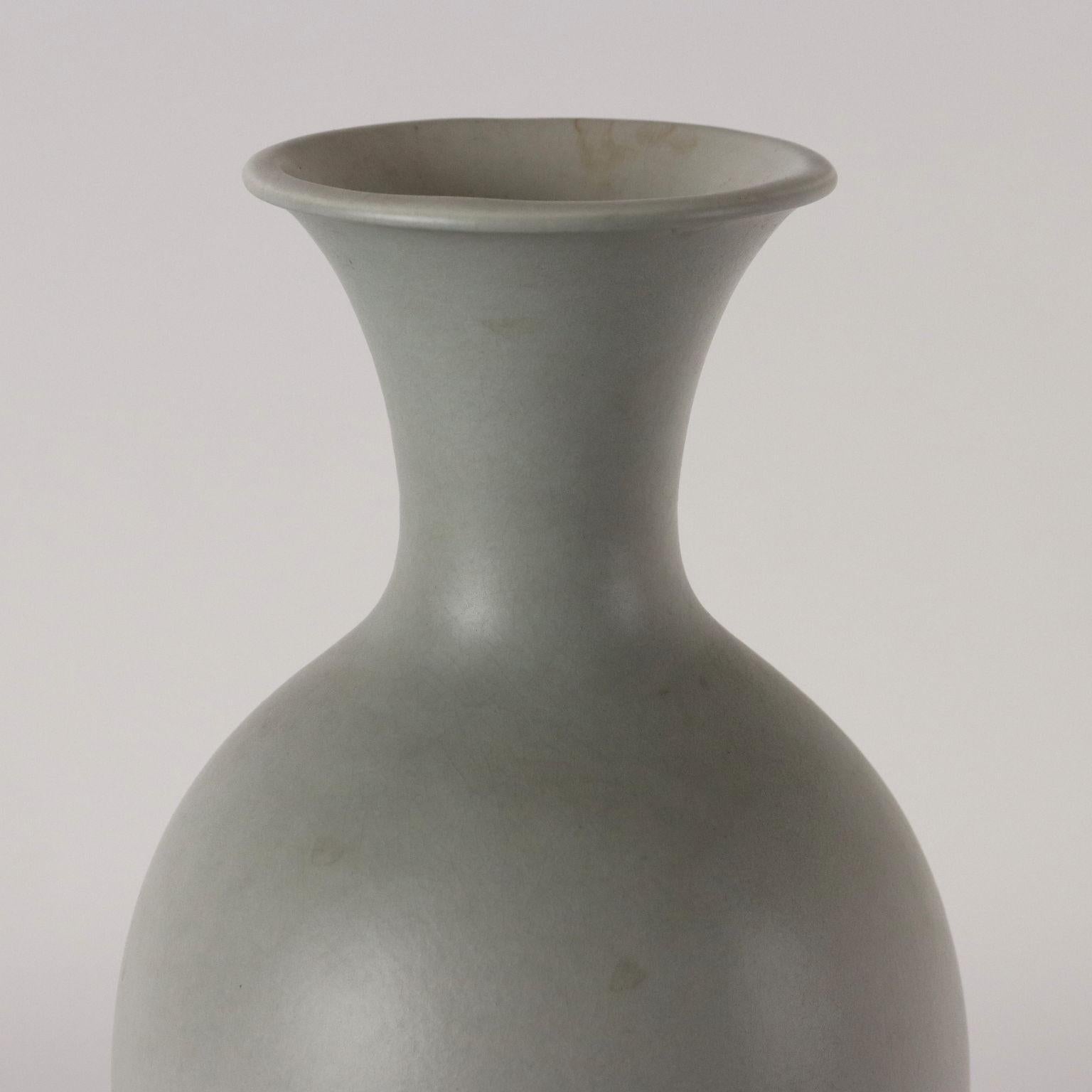 Vase en céramique émaillée avec décoration en relief à la base. Marque du fabricant sous la base.
