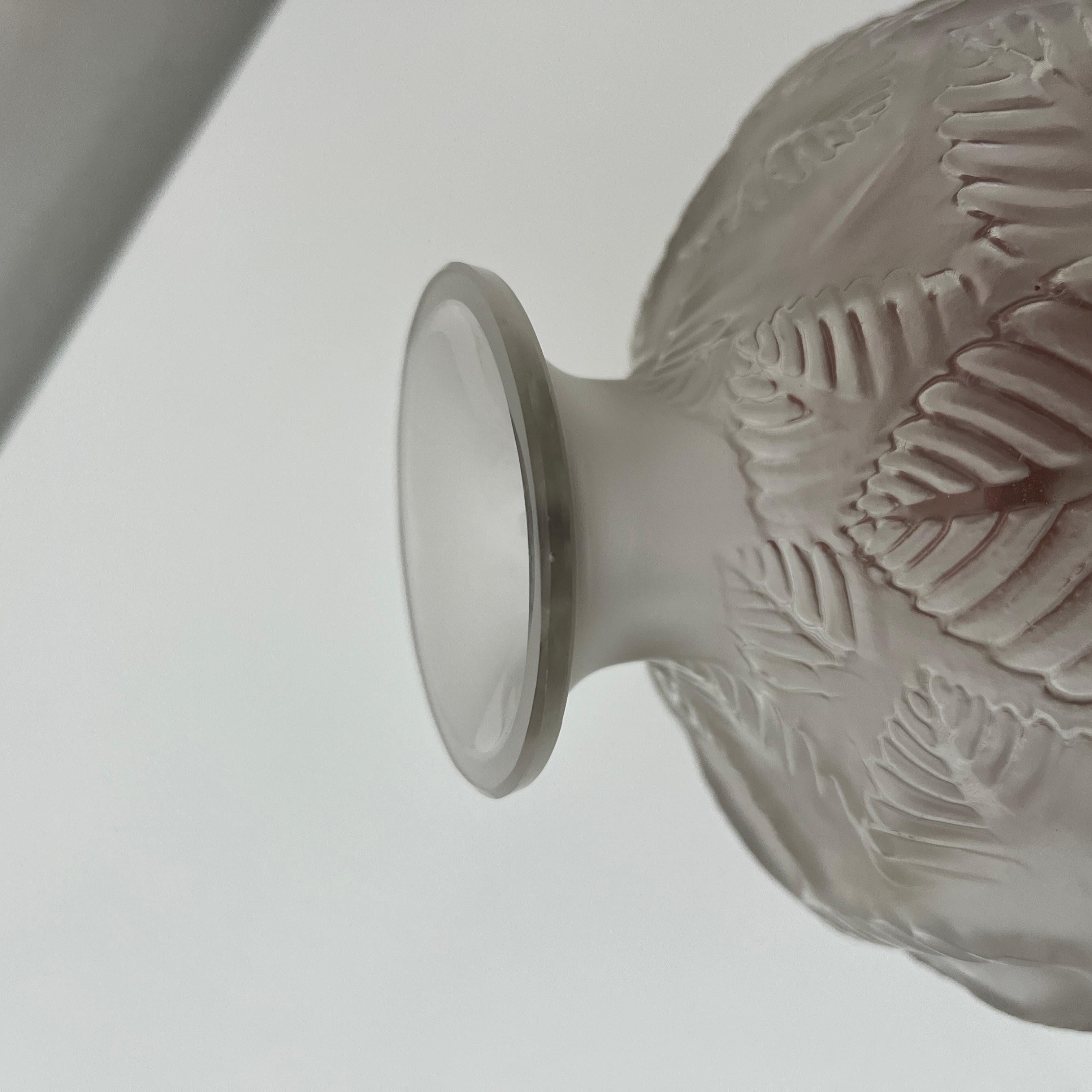 Vase Rene Lalique en verre translucide partiellement dépoli modèle 984 de 1926 For Sale 1