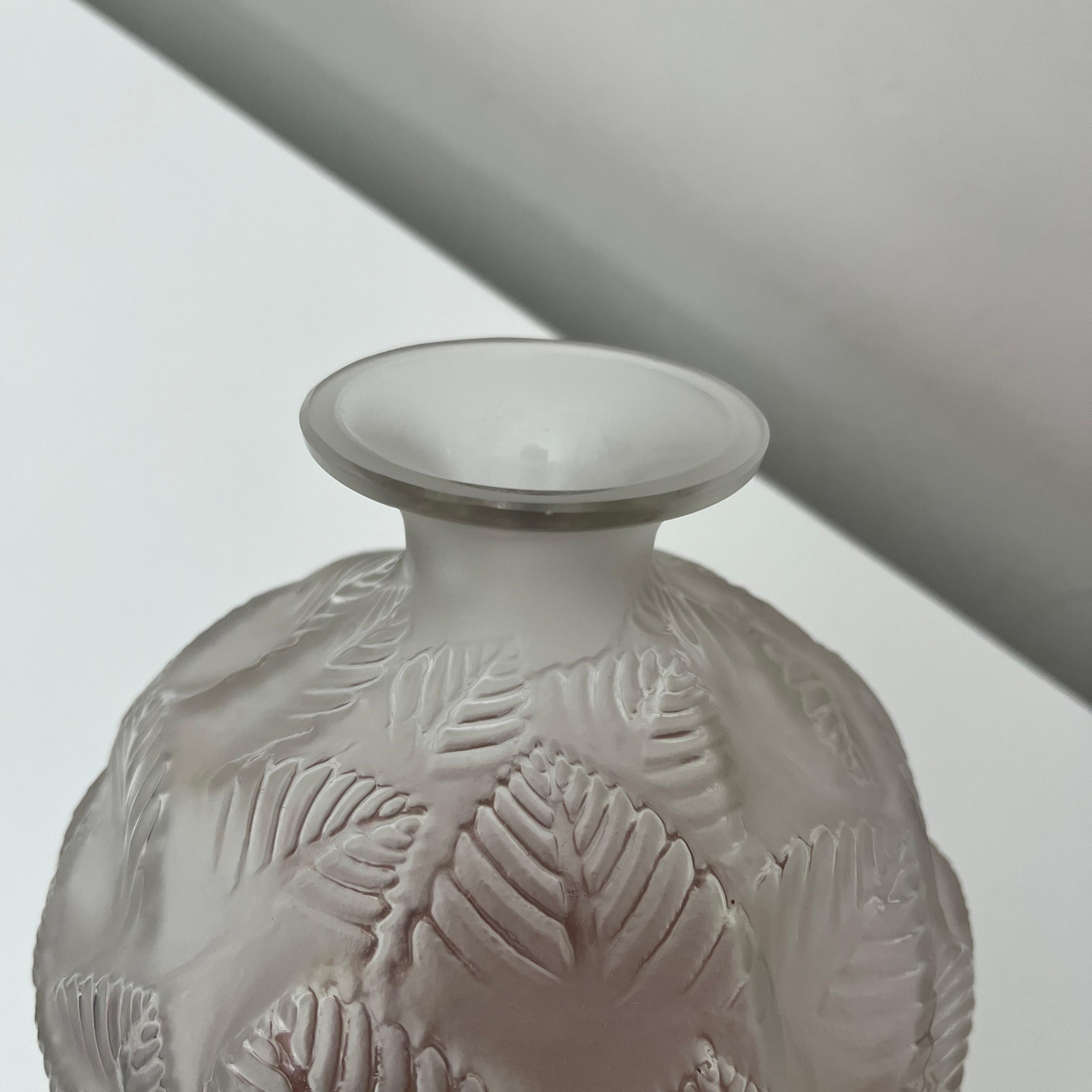 Vase Rene Lalique en verre translucide partiellement dépoli modèle 984 de 1926 im Angebot 4