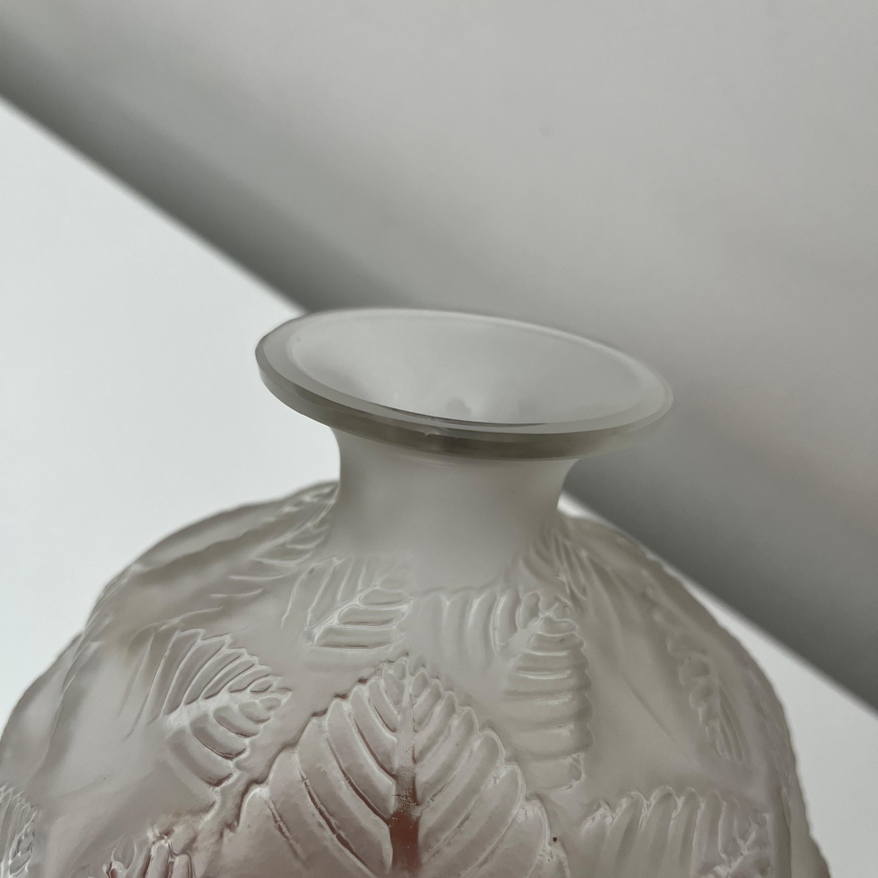 Vase Rene Lalique en verre translucide partiellement dépoli modèle 984 de 1926 im Angebot 5
