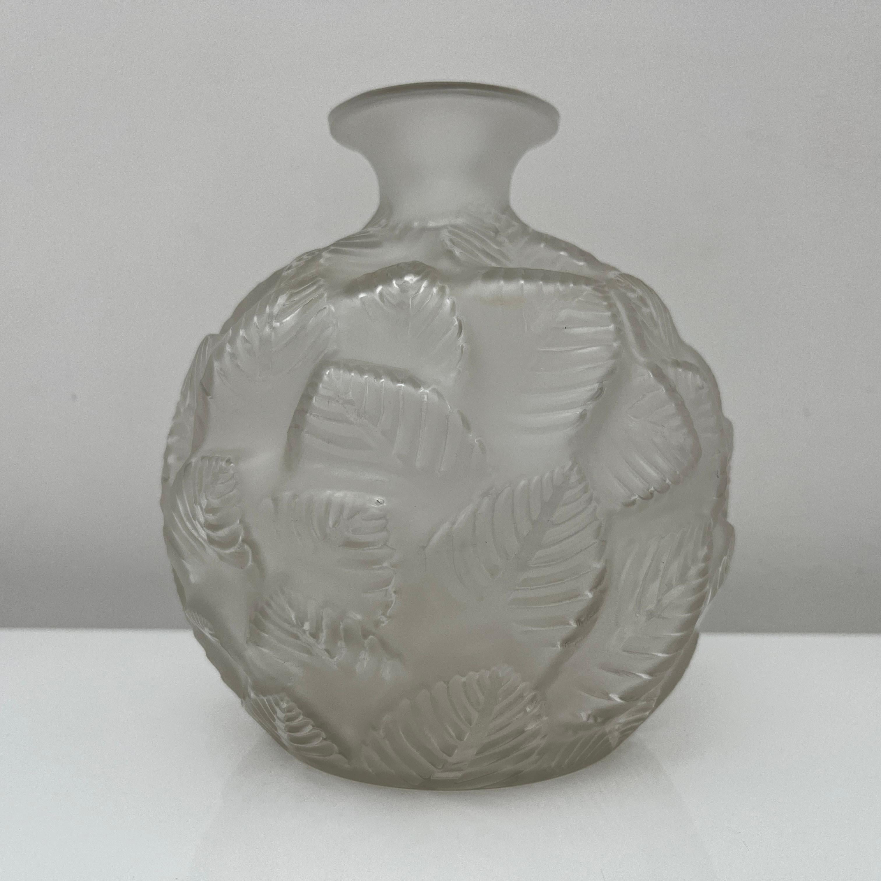 Vase Rene Lalique en verre translucide partiellement dépoli modèle 984 de 1926 im Angebot 7