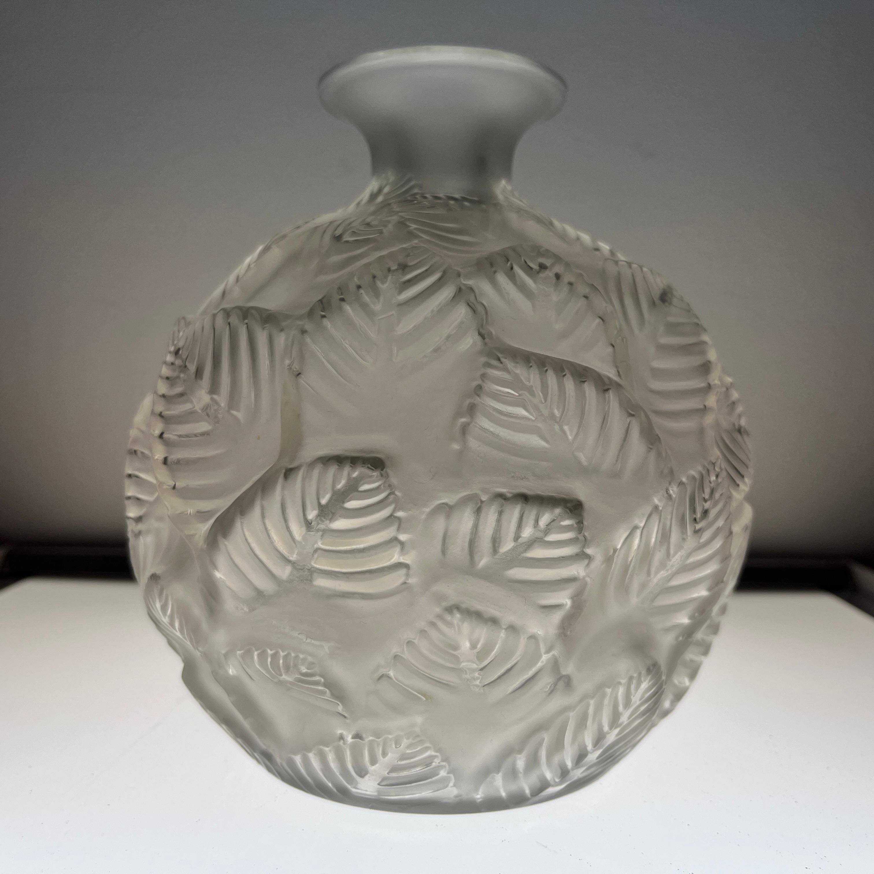 Description : 
Vase « Ormeaux » de Rene Lalique. Modele dessiné en 1926. Signature manuscrite au cul de piece. 

Dimensions : 
Hauteur  : 16,5 cms
Diamètre : 15 cms

Etat : 
Bel état d’usage. Quelques minuscules egrenures au col, dans le décor et