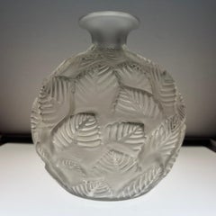 Vase Rene Lalique en verre translucide partiellement dépoli modèle 984 de 1926