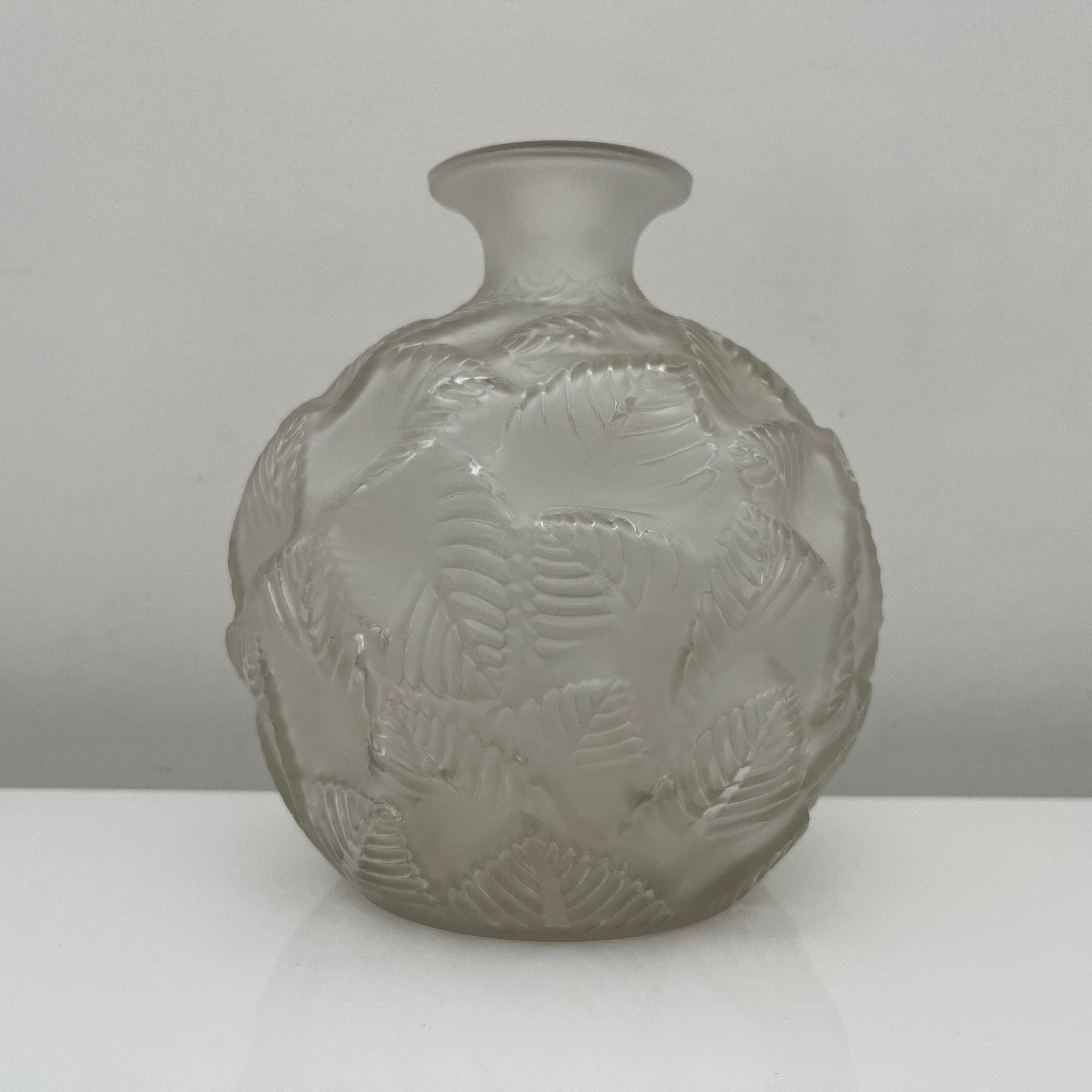 Vase Rene Lalique en verre translucide partiellement dépoli modèle 984 de 1926 (Art déco) im Angebot