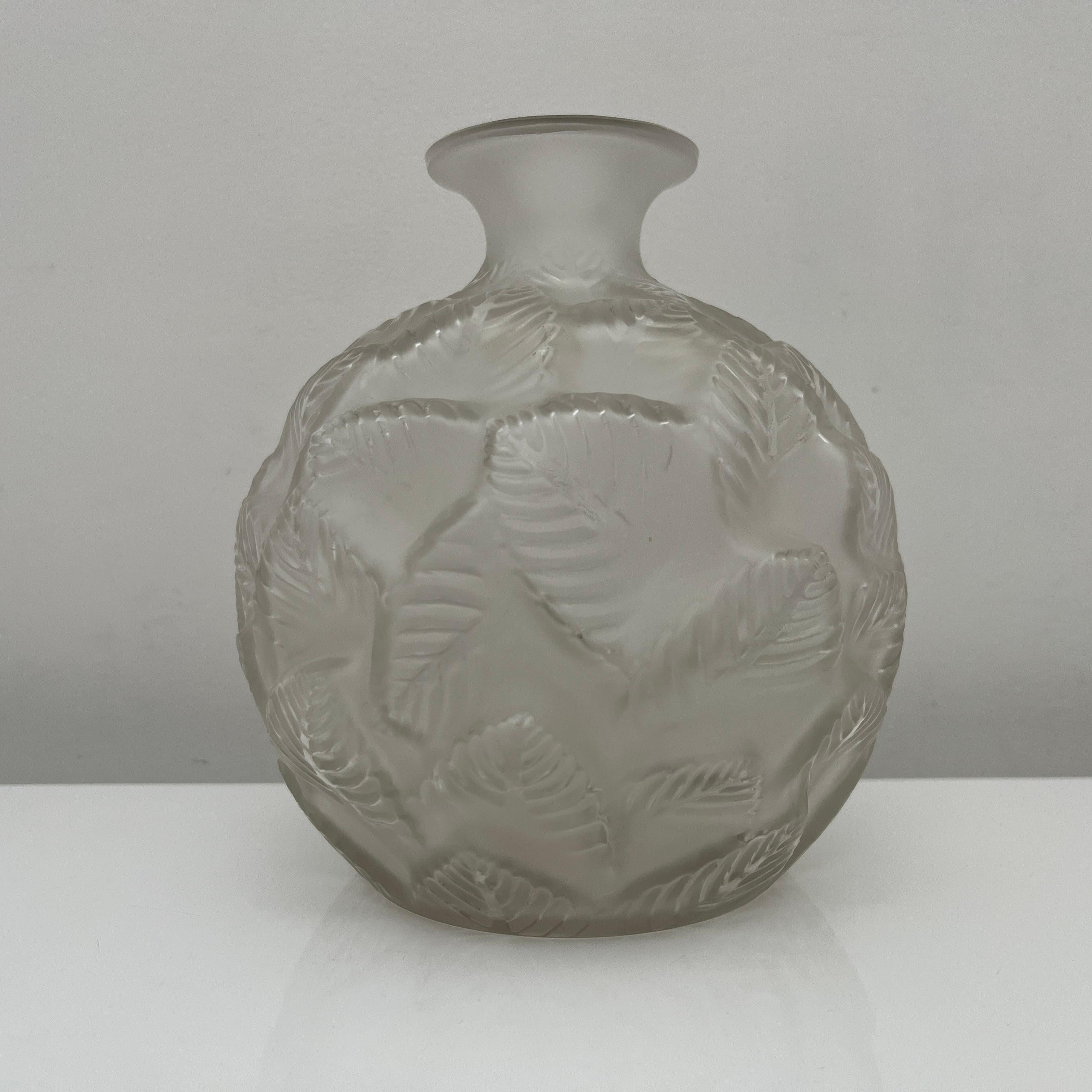 Vase Rene Lalique en verre translucide partiellement dépoli modèle 984 de 1926 (Französisch) im Angebot