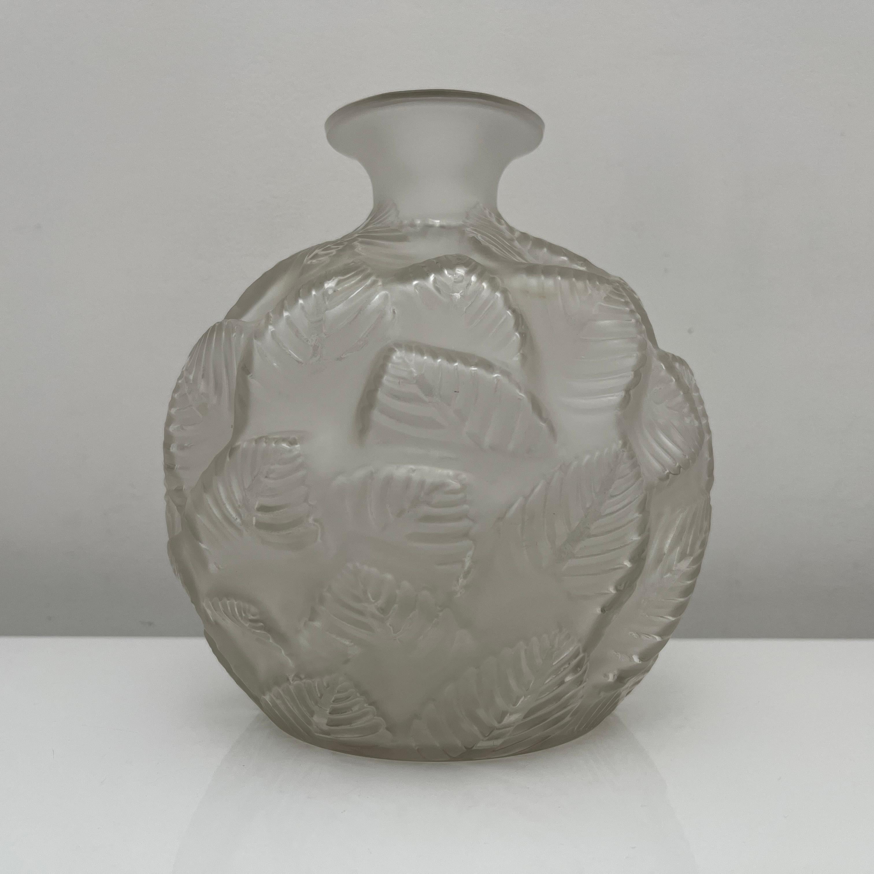 Art Deco Vase Rene Lalique en verre translucide partiellement dépoli modèle 984 de 1926 For Sale