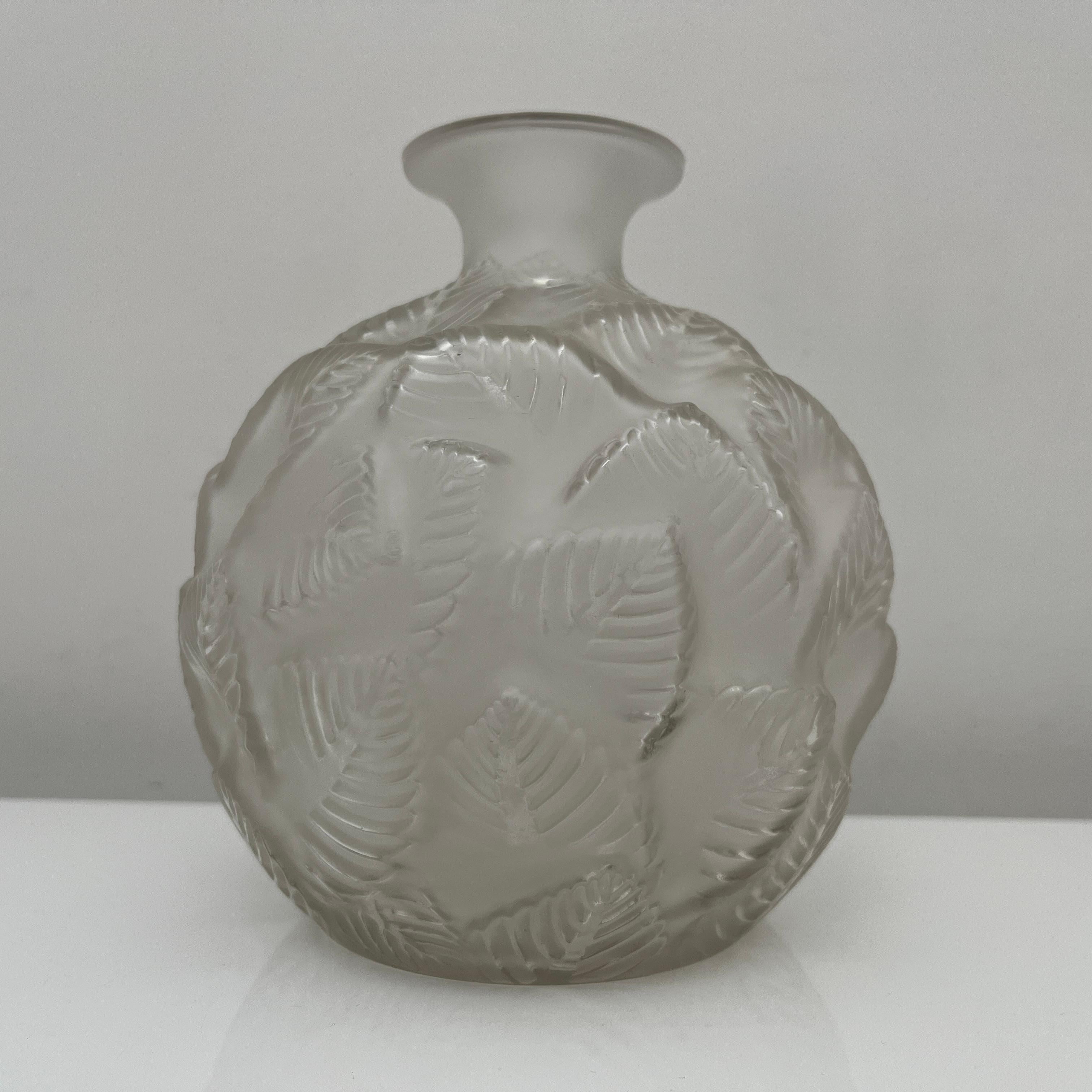 Vase Rene Lalique en verre translucide partiellement dépoli modèle 984 de 1926 im Zustand „Gut“ im Angebot in PONT-AUDEMER, FR