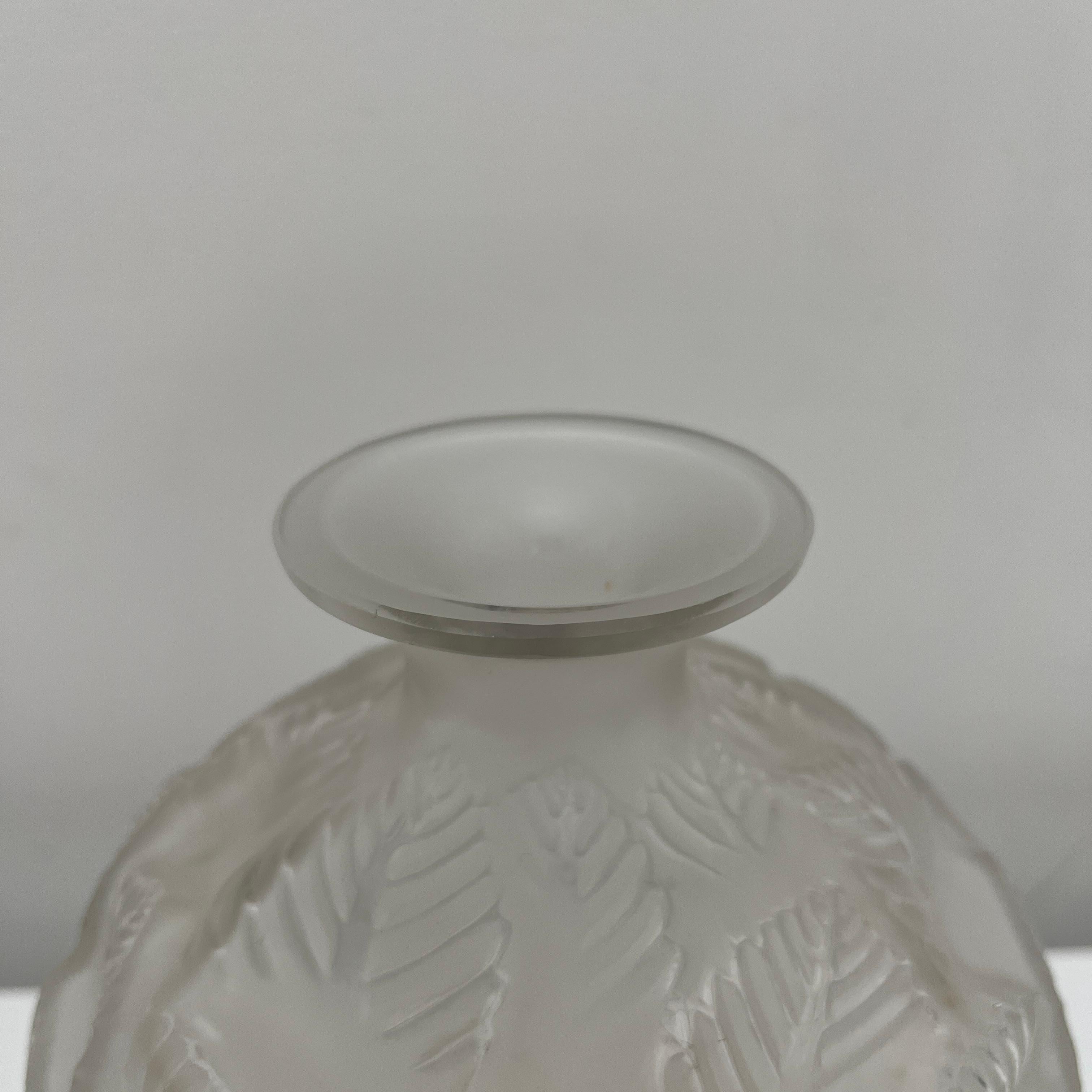 Frosted Vase Rene Lalique en verre translucide partiellement dépoli modèle 984 de 1926 For Sale