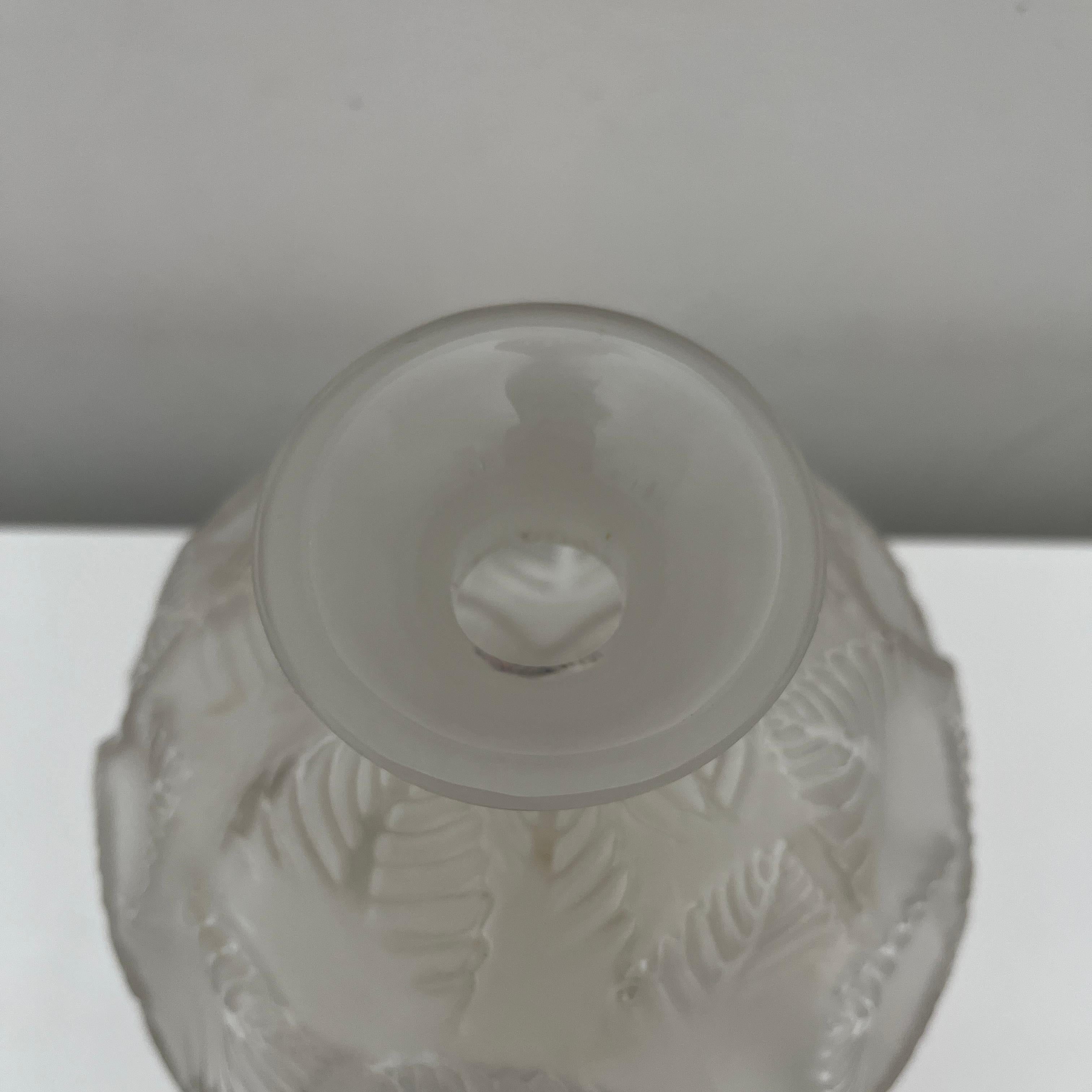 Vase Rene Lalique en verre translucide partiellement dépoli modèle 984 de 1926 In Good Condition For Sale In PONT-AUDEMER, FR