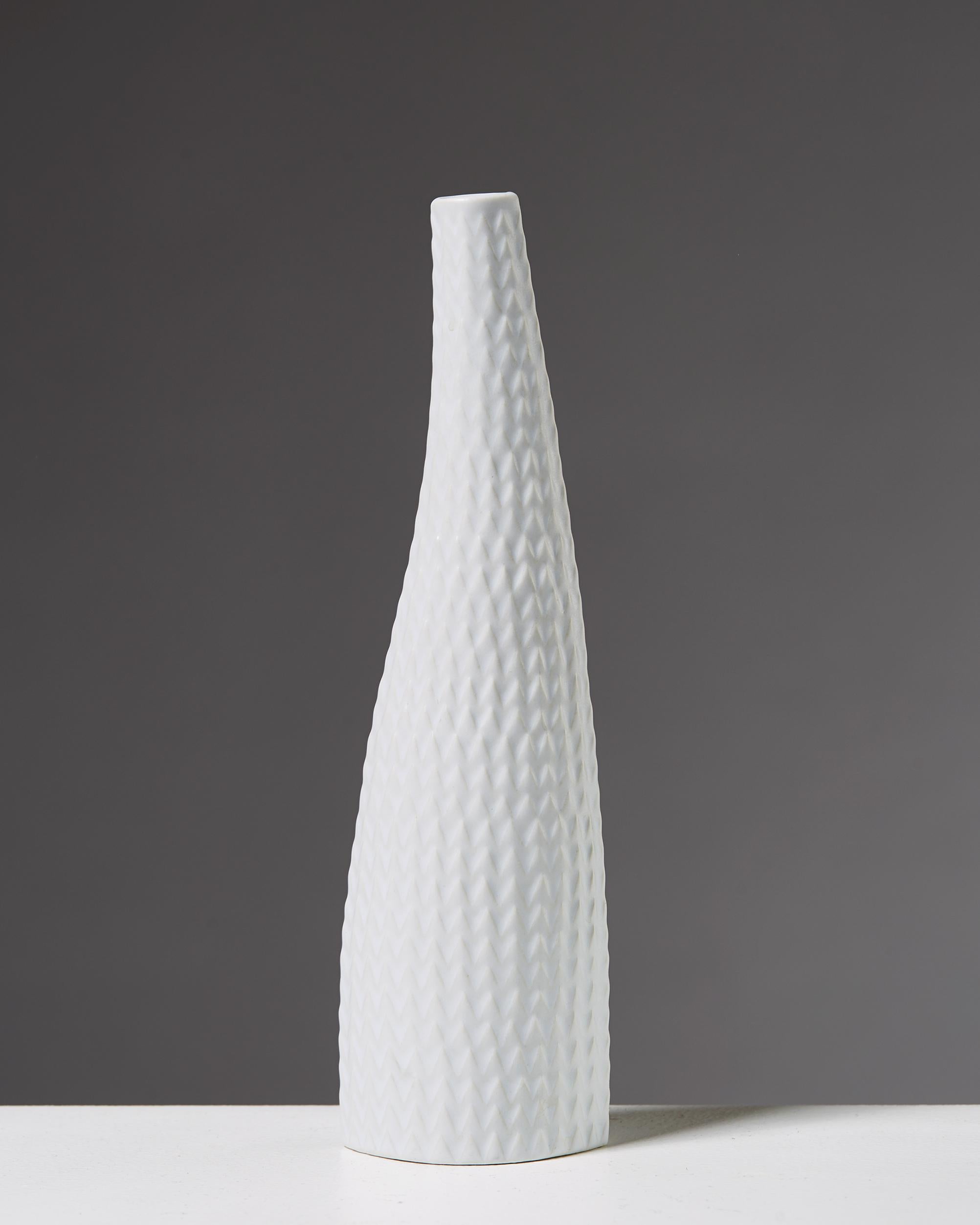 Ceramic. 

Measurements:
H: 22 cm/ 8 2/3
